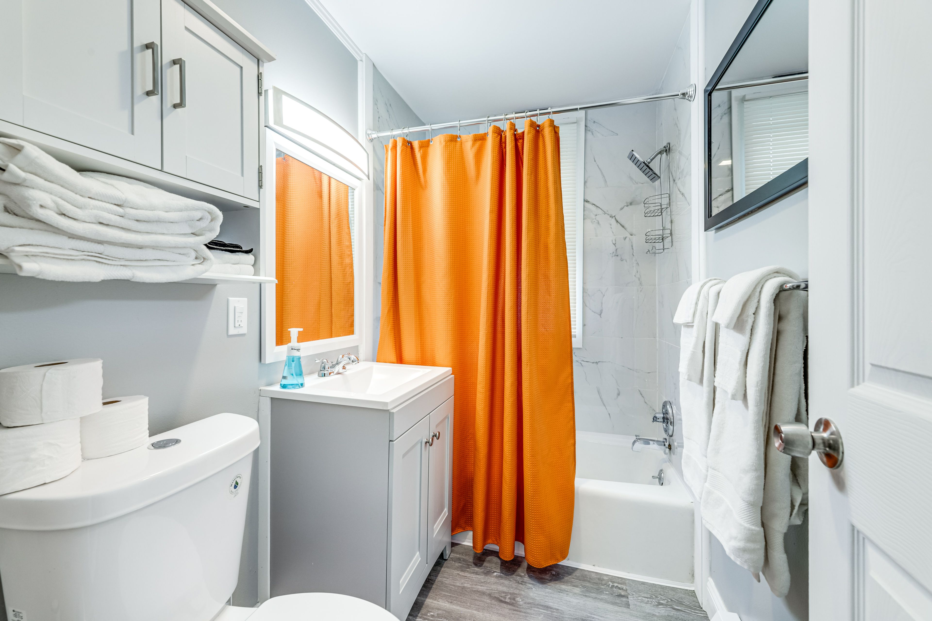 Full Bathroom | Towels Provided | Complimentary Toiletries | 2nd Floor