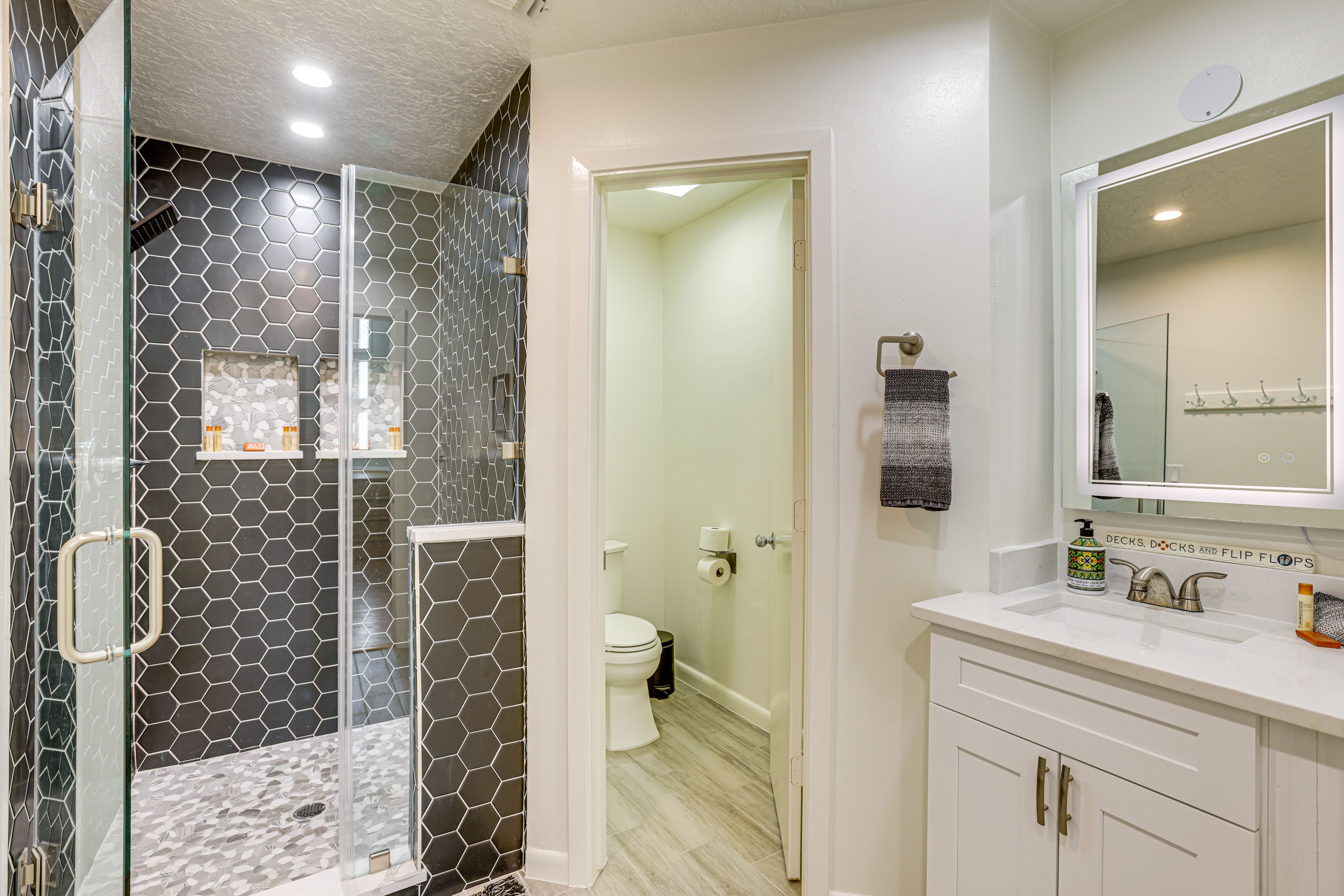 Full Bathroom | 1st Floor | Complimentary Toiletries