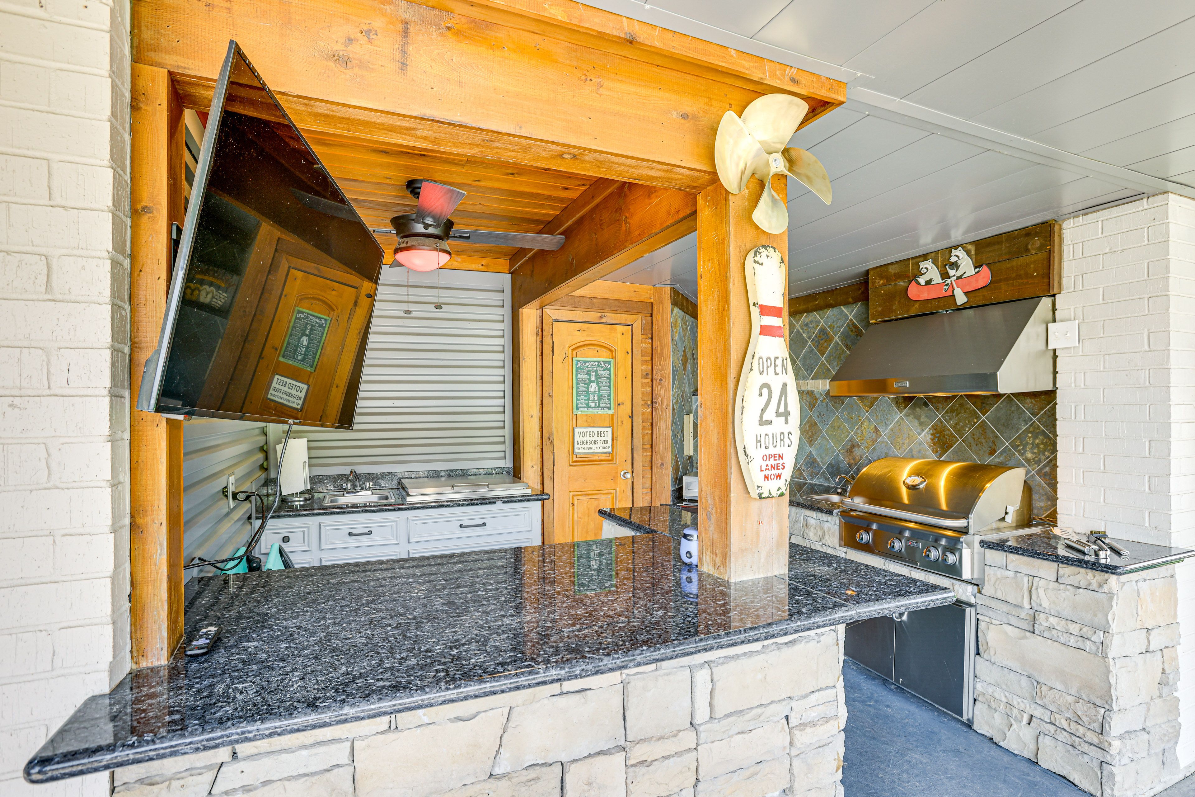 Outdoor Kitchen w/ Gas Grill