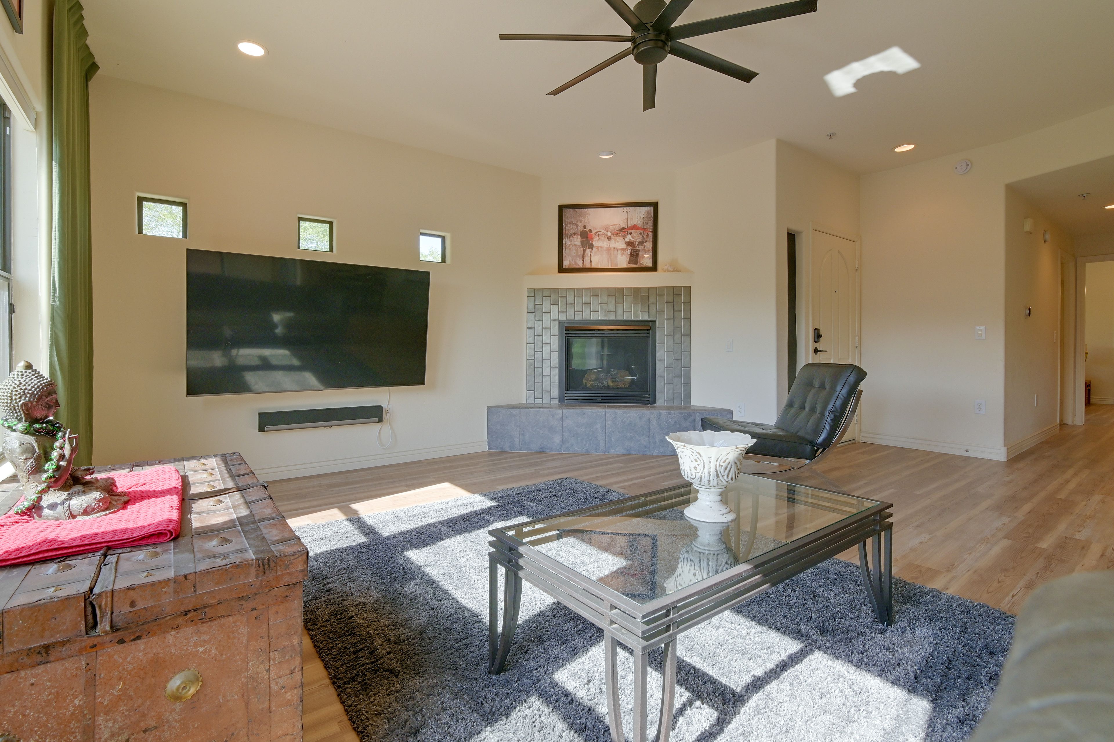 Living Room | Smart TV | Fireplace | Free WiFi | Single-Story Unit