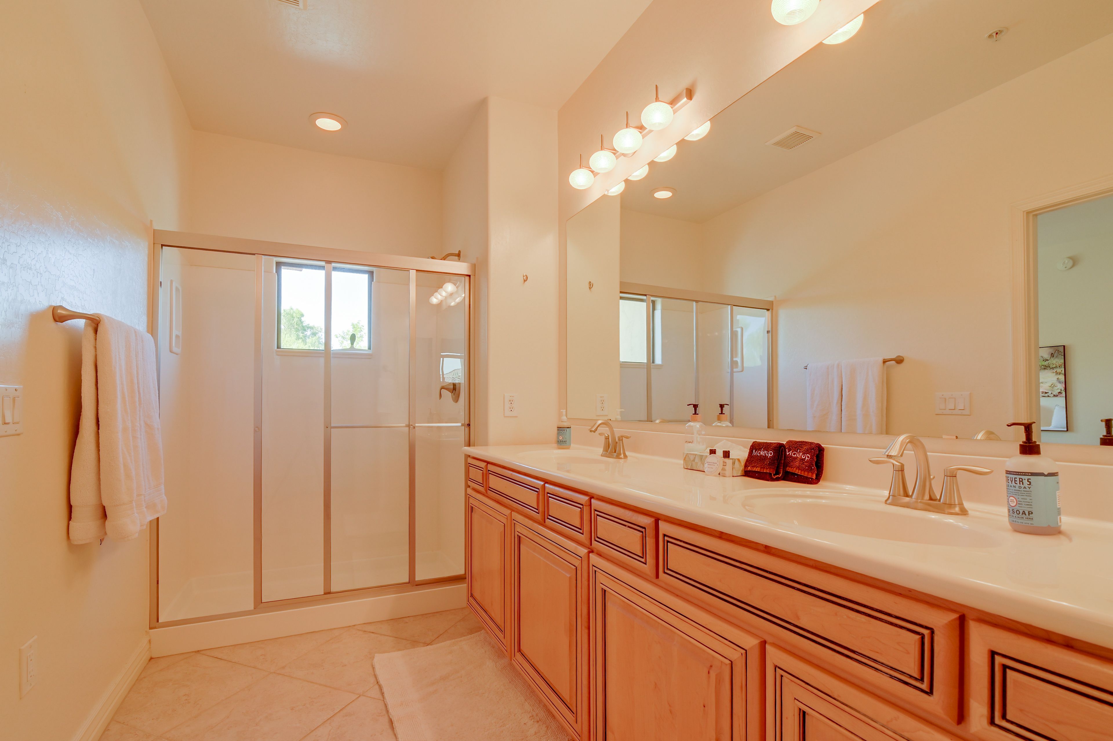 En-Suite Bathroom | Towels Provided | Complimentary Toiletries
