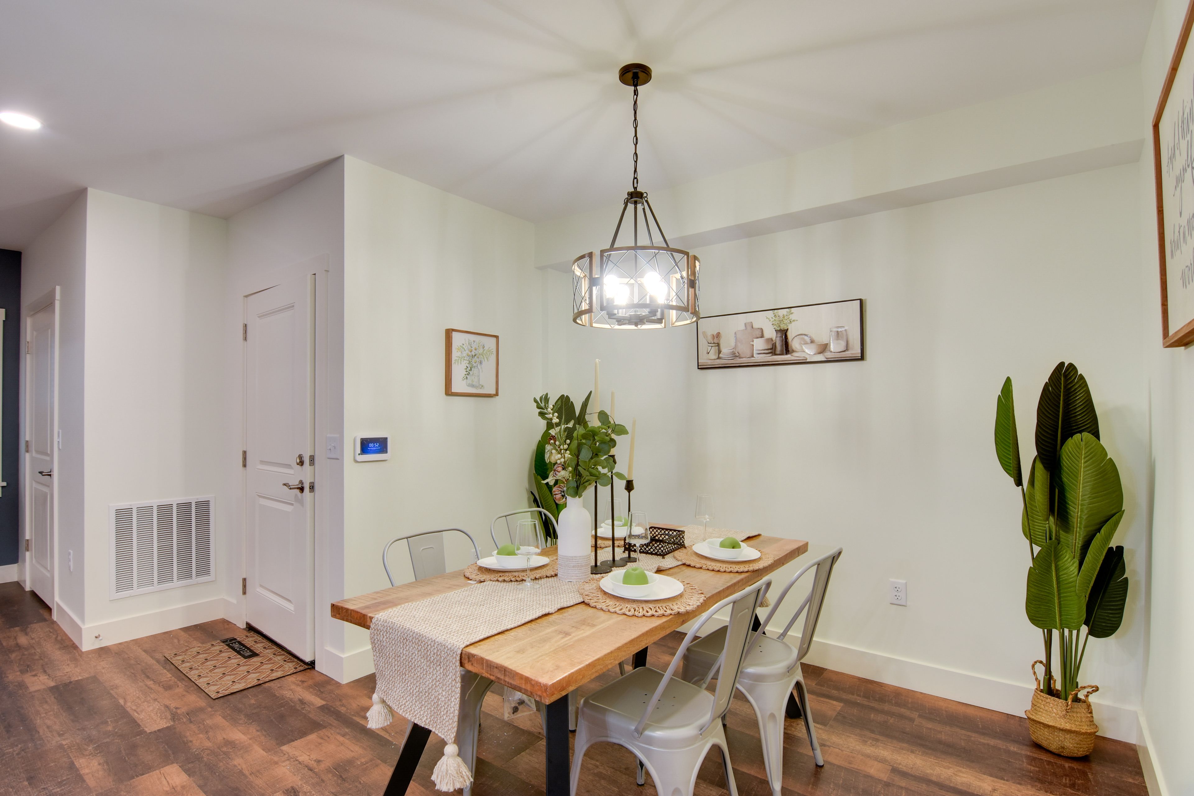 Dining Area | Dishware/Flatware Provided