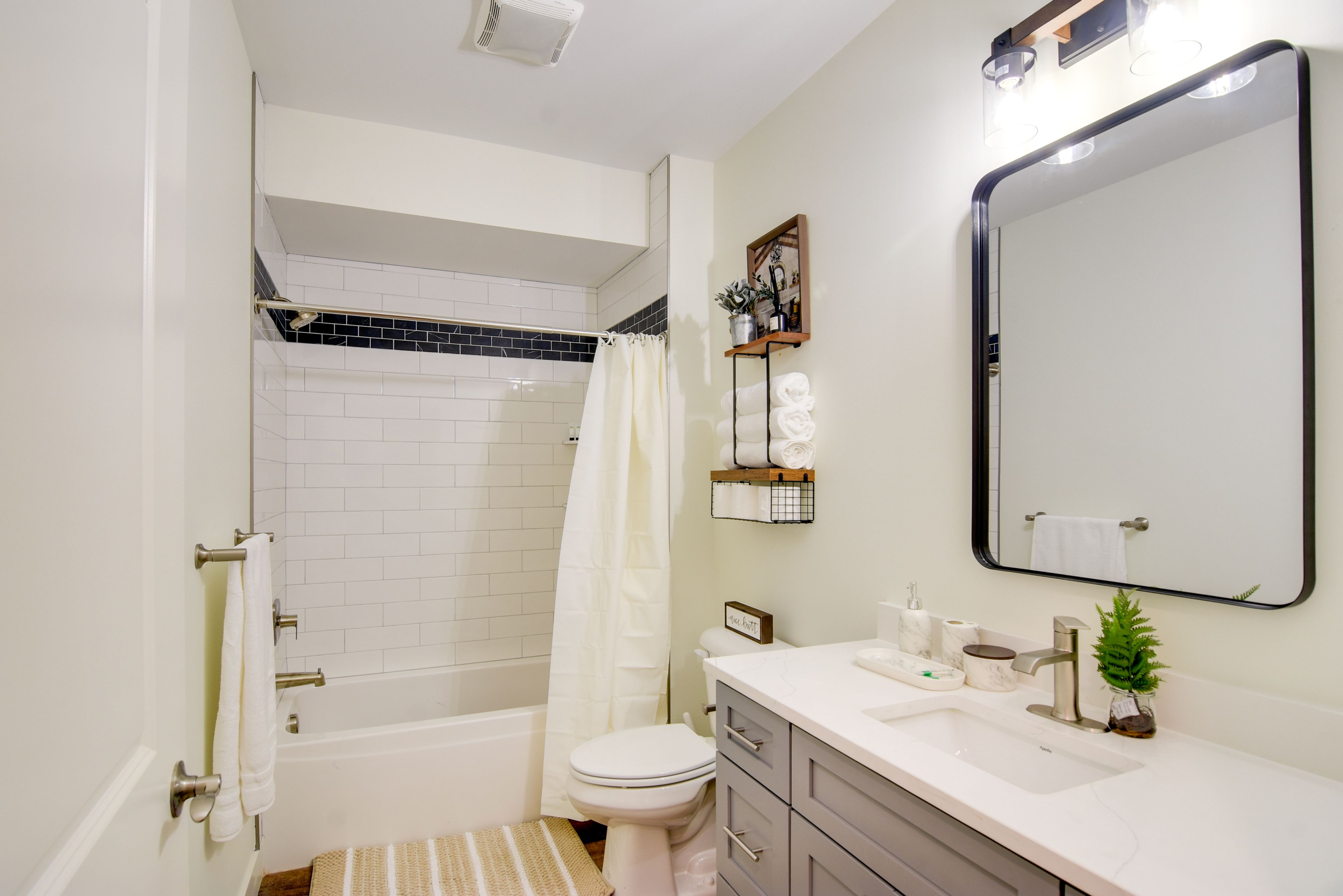 Full Bathroom | Towels Provided