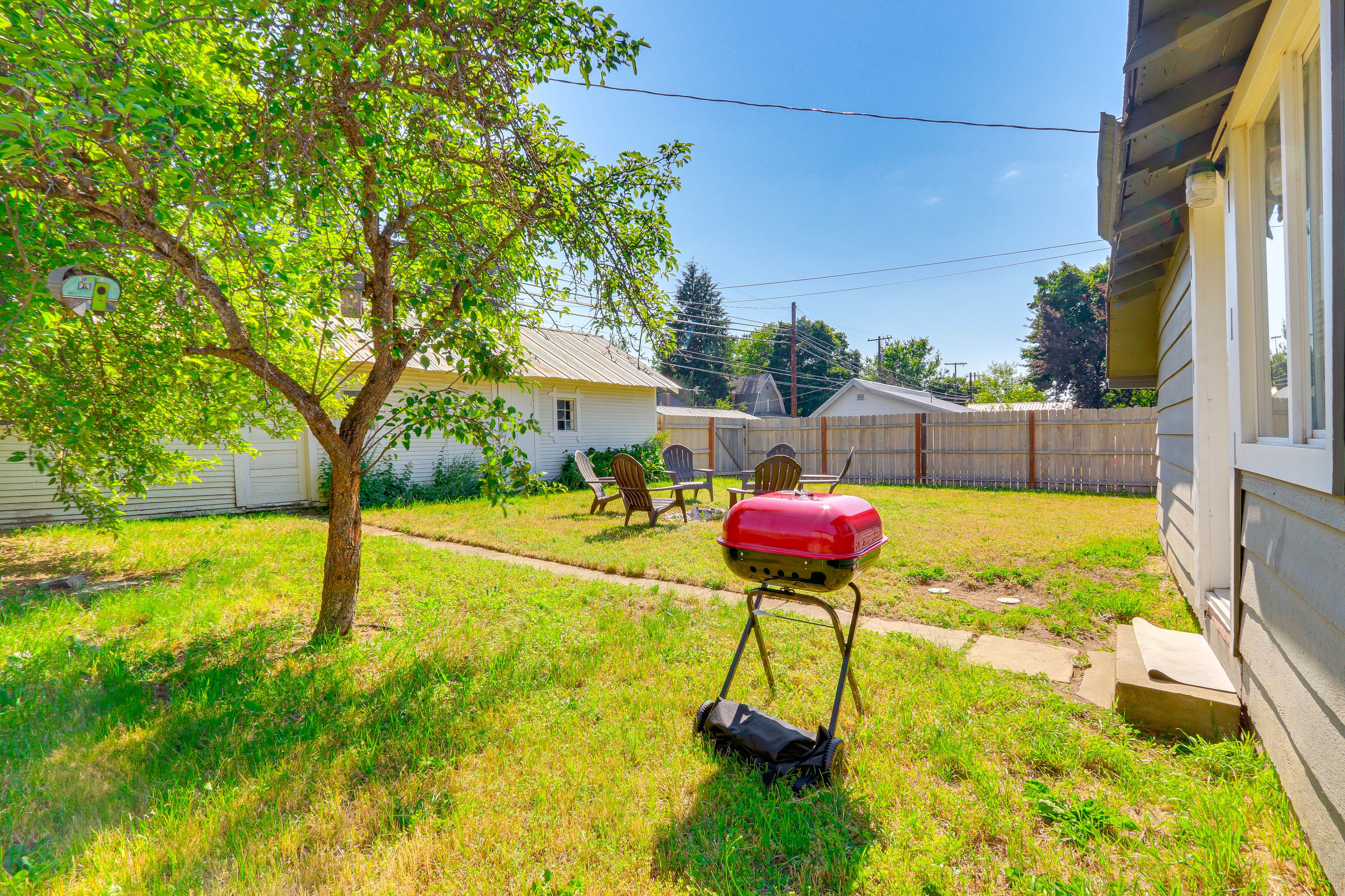 Private Yard | Charcoal Grill | Fire Pit