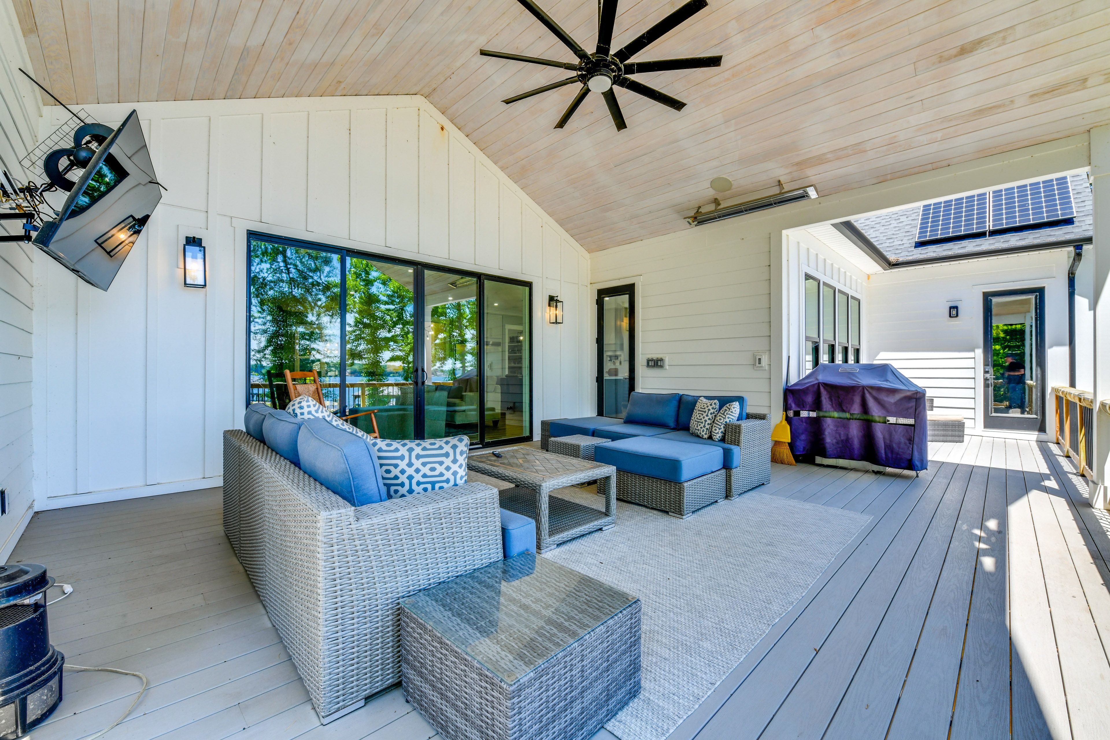 Deck | Gas Grill | Lake View | Outdoor TV