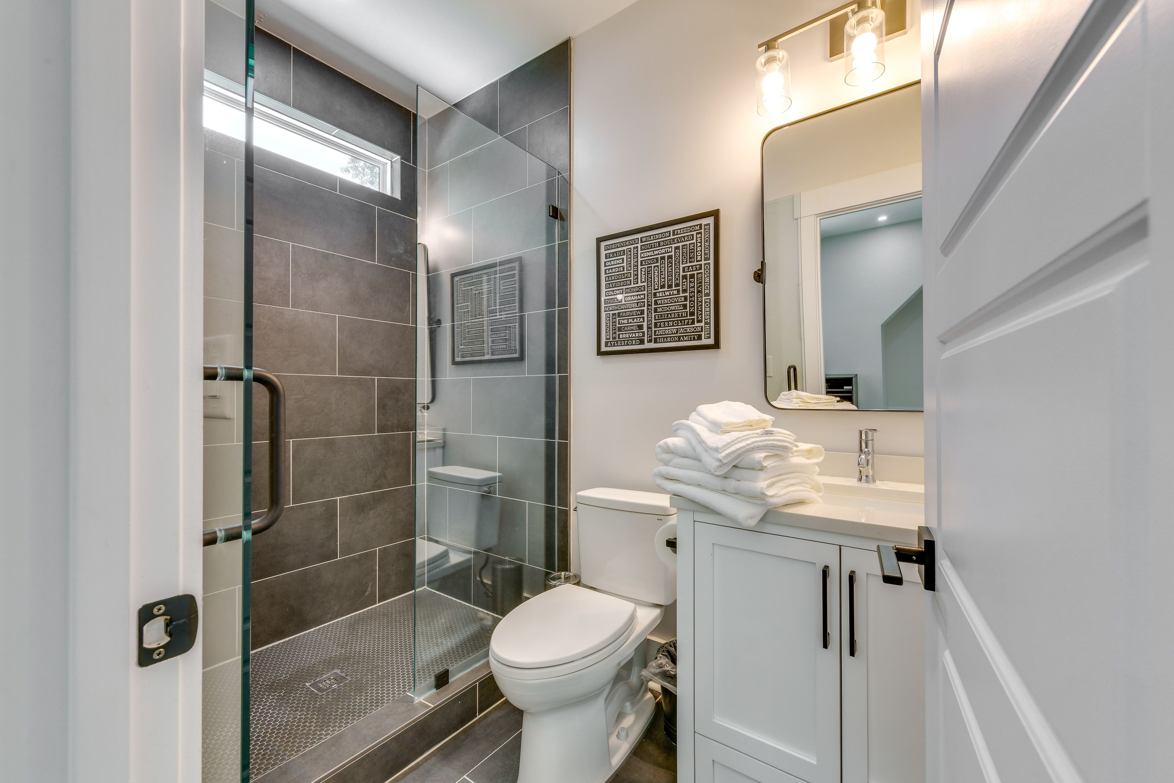 Full Bathroom | 2nd Floor