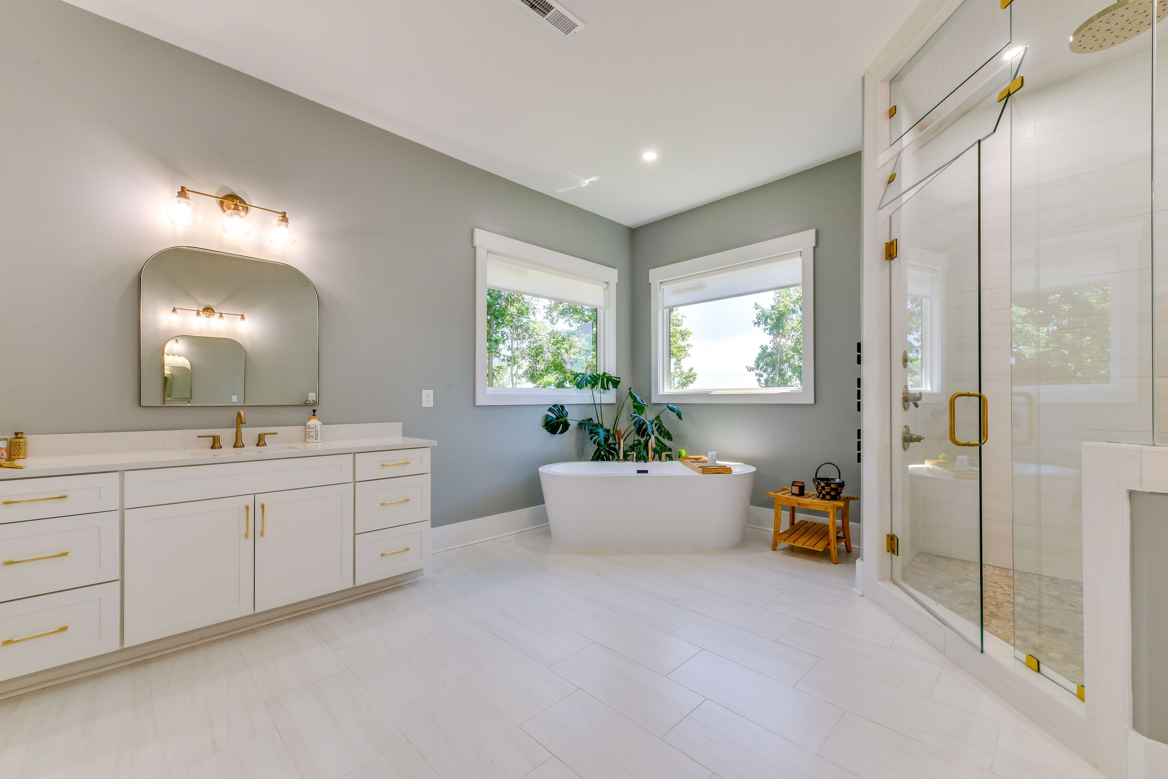 Full Bathroom | 1st Floor | Towels Provided | Complimentary Toiletries