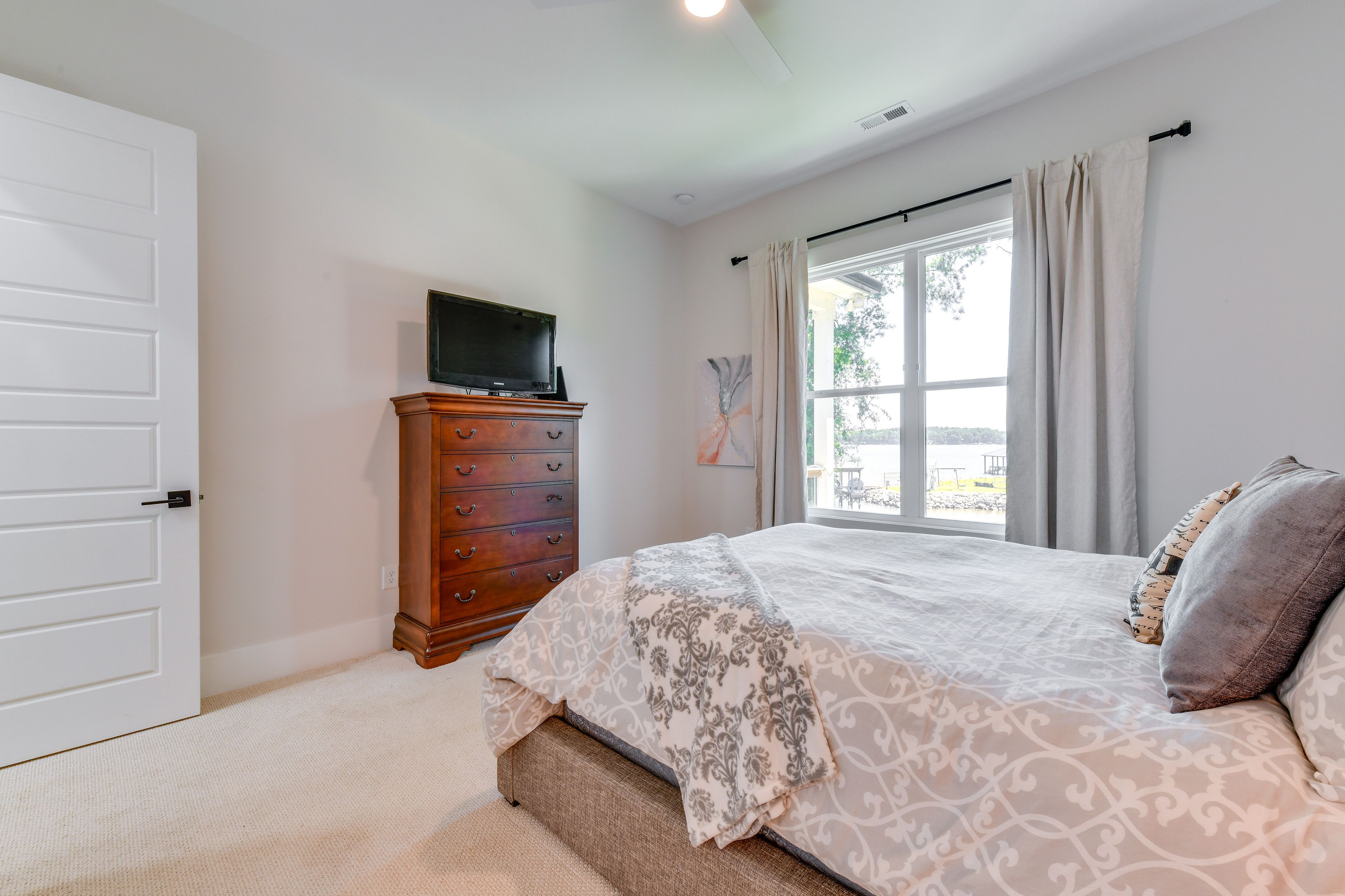 Bedroom 2 | Queen Bed | 1st Floor | Hangers