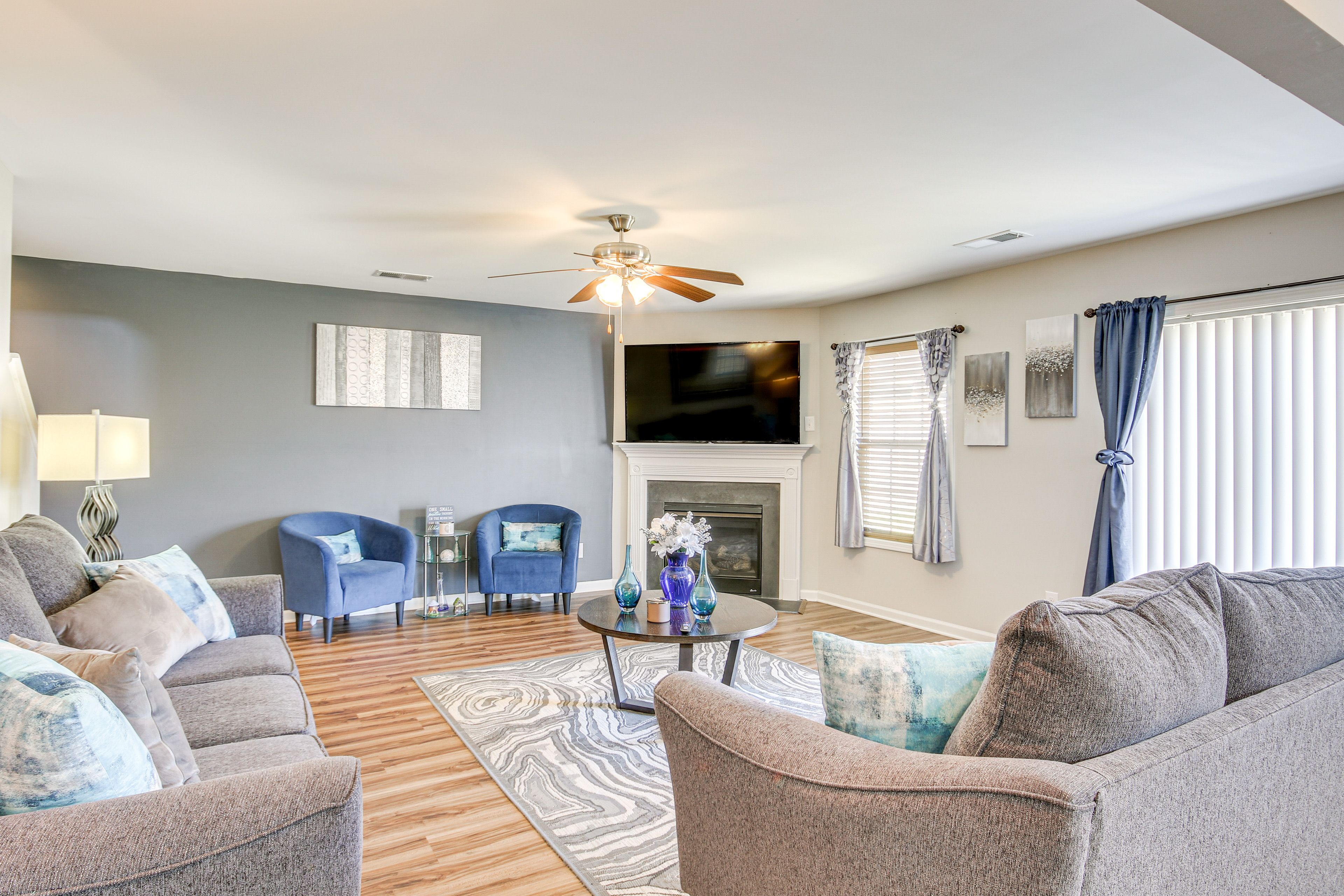 Living Room | Fireplace | Smart TV | Free WiFi