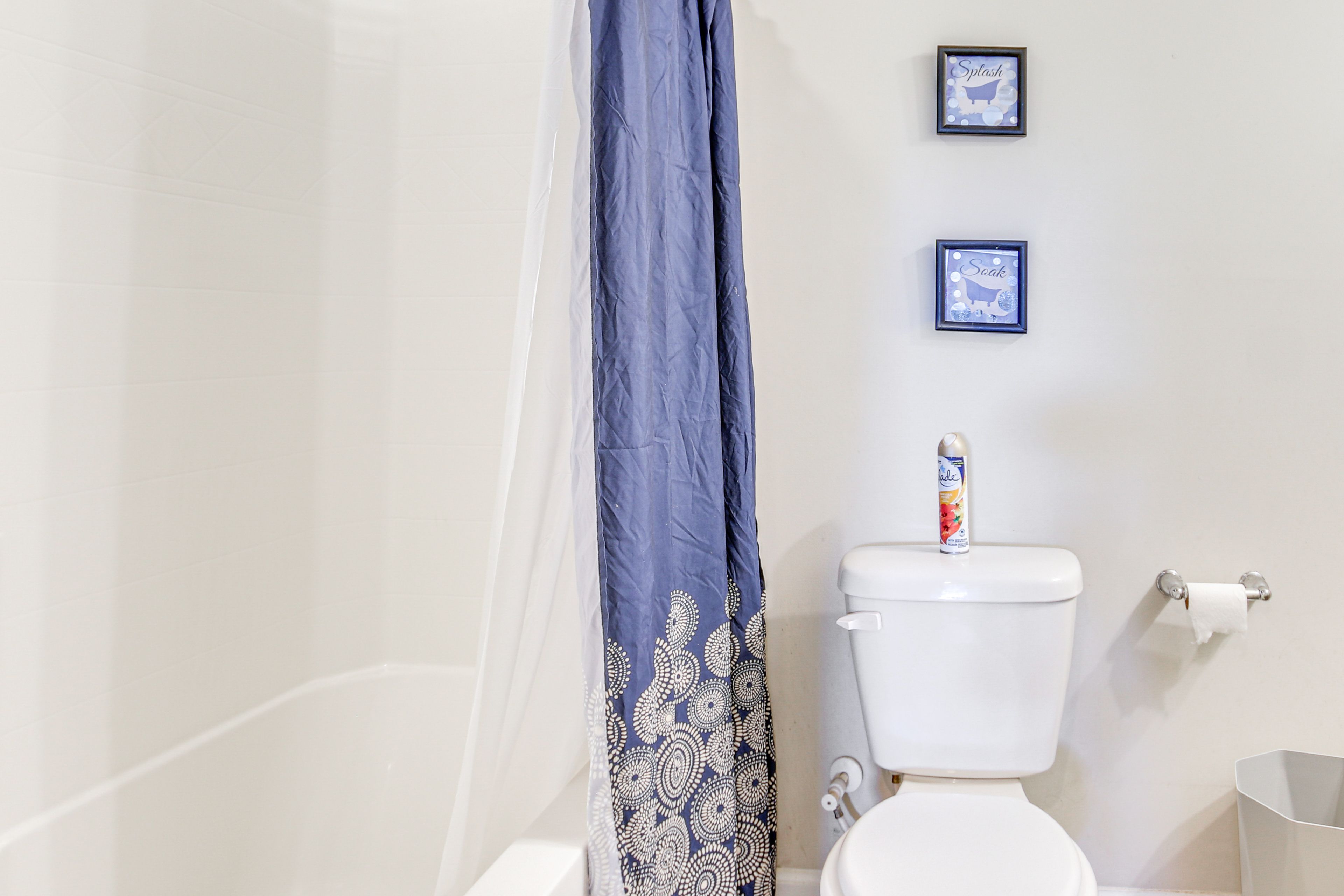 Full Bath | Complimentary Toiletries | 2nd Floor