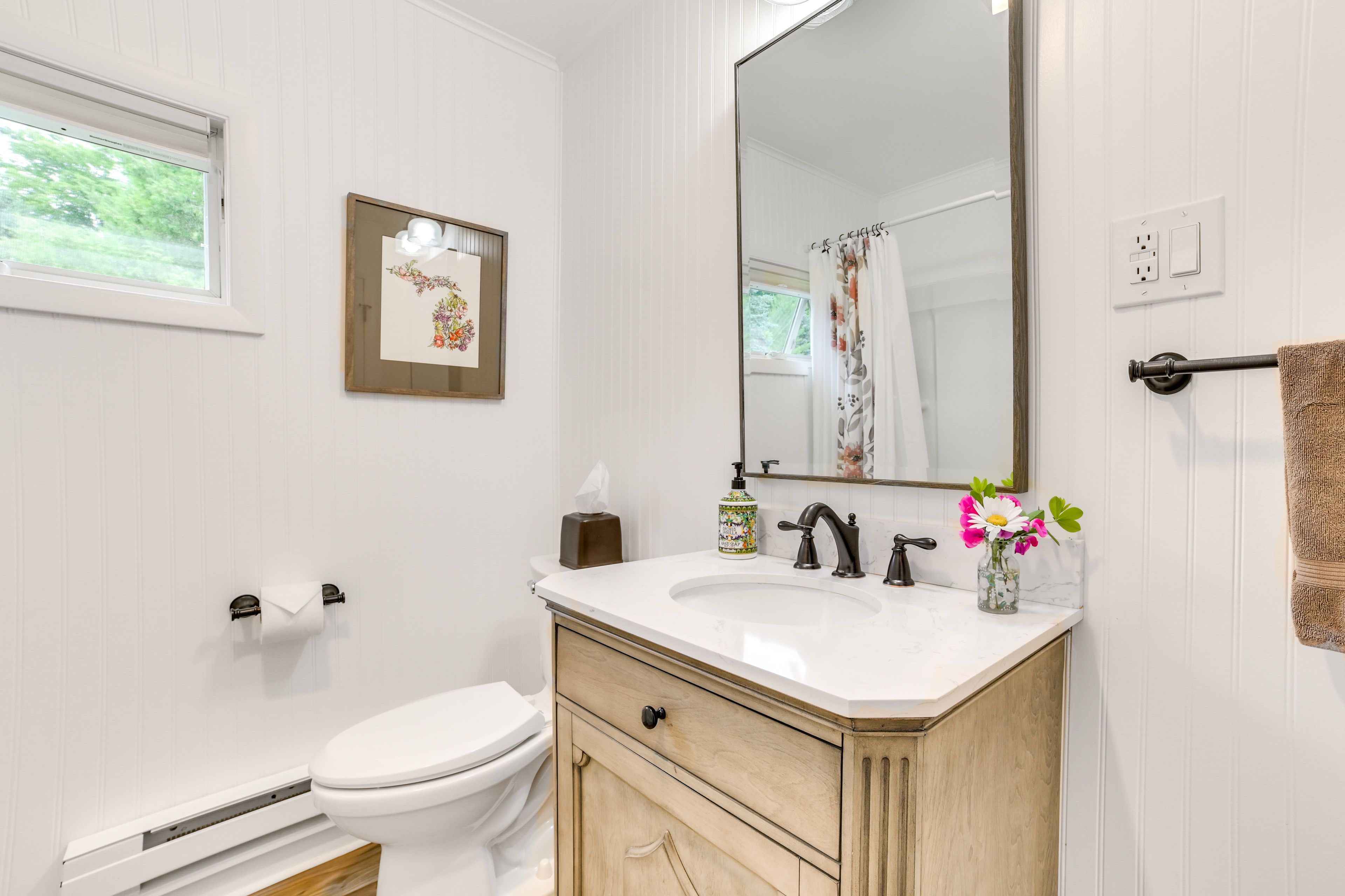 Full Bathroom | Towels Provided | Main Level