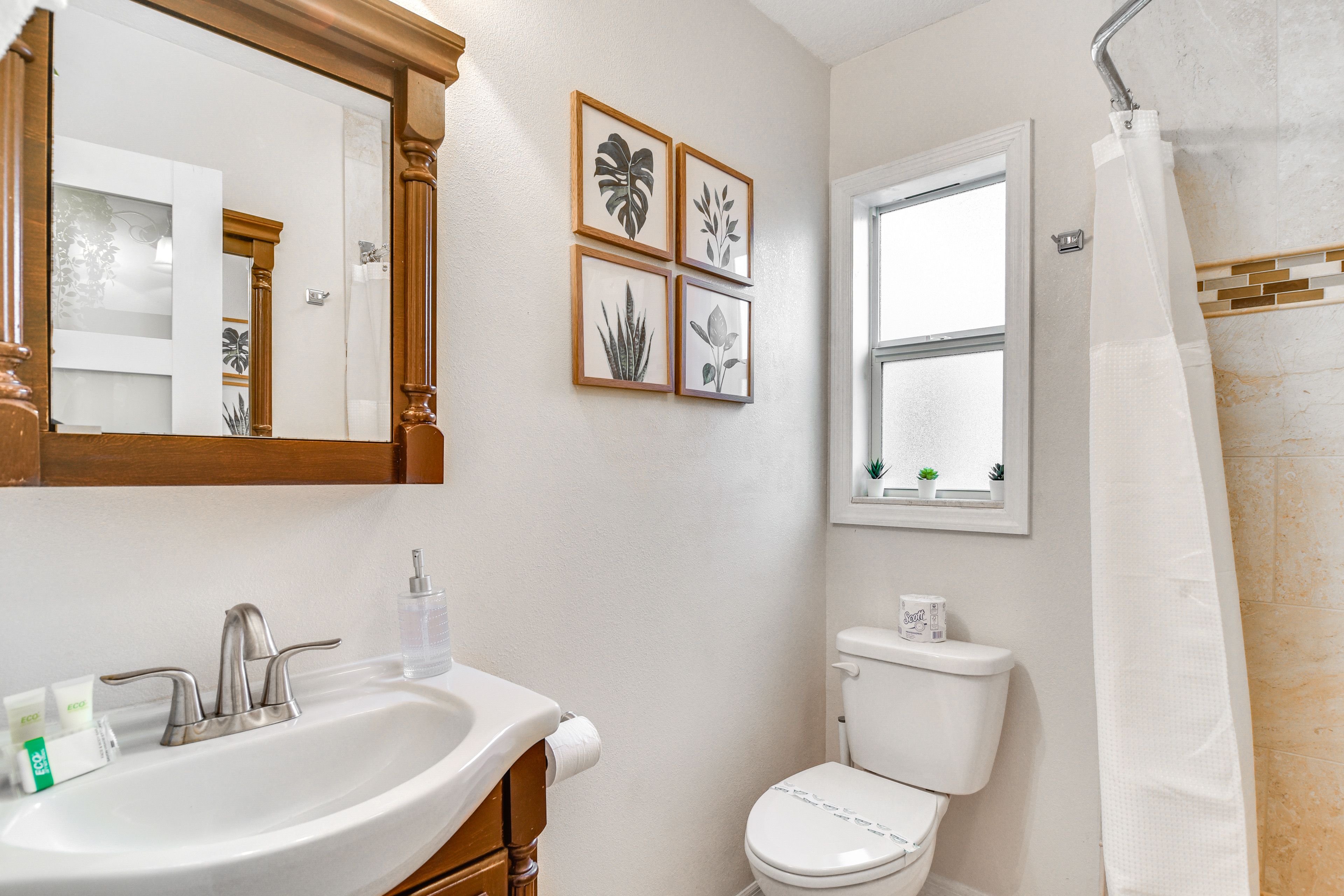 Full Bathroom | Towels Provided | Complimentary Toiletries