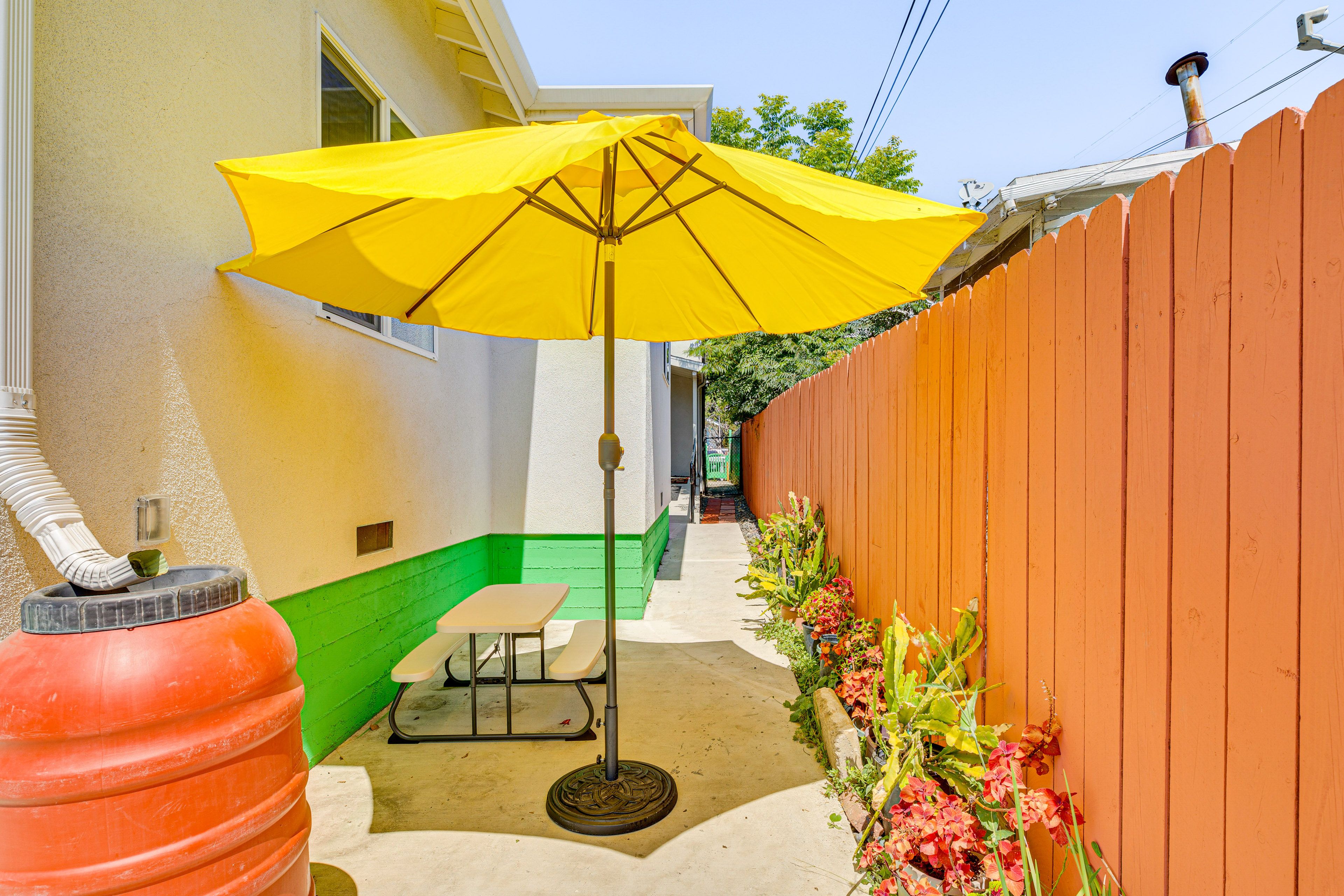 Patio | Picnic Table | Basketball Hoop