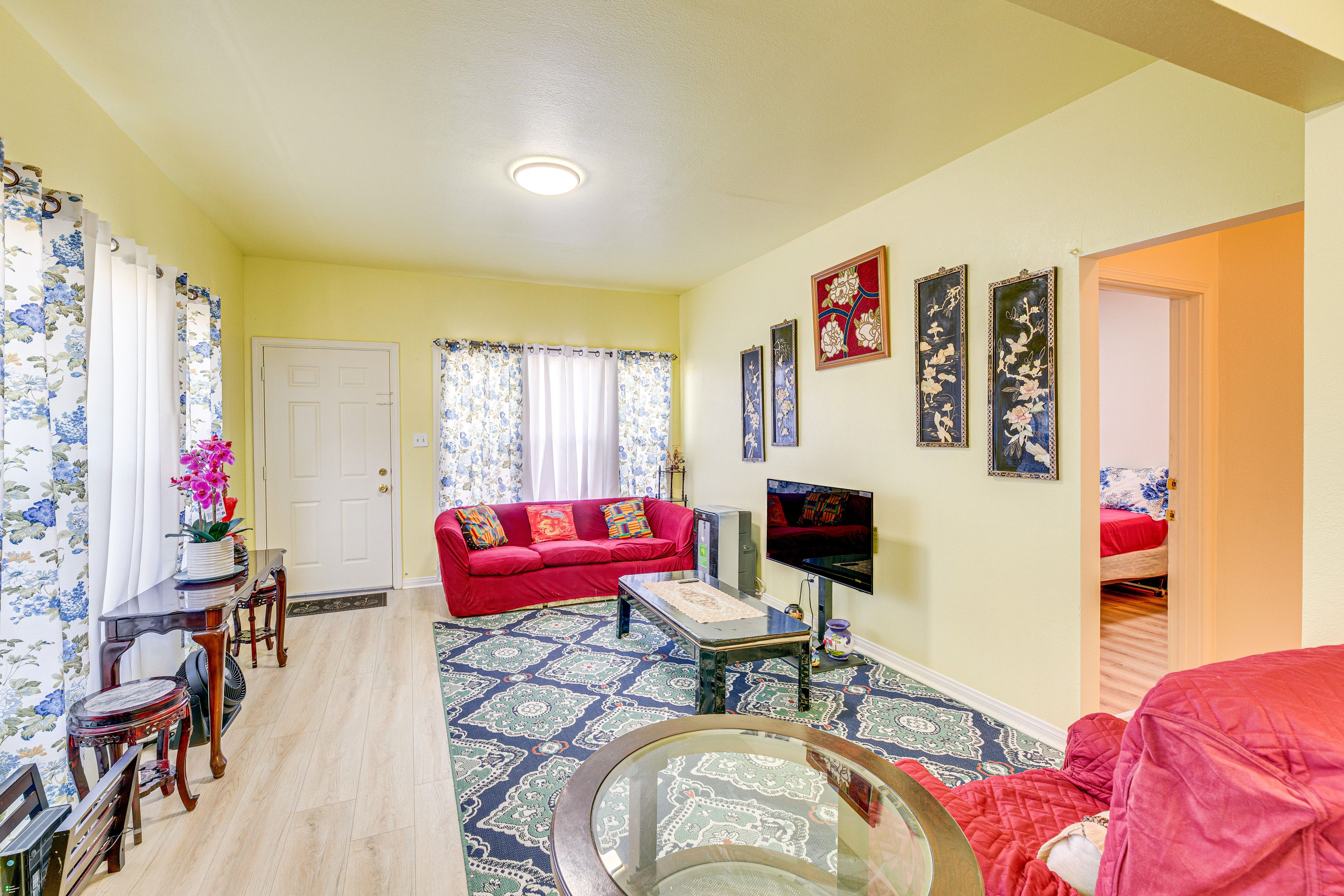 Living Room | Free WiFi | Central Air Conditioning/Heat | Smart TV
