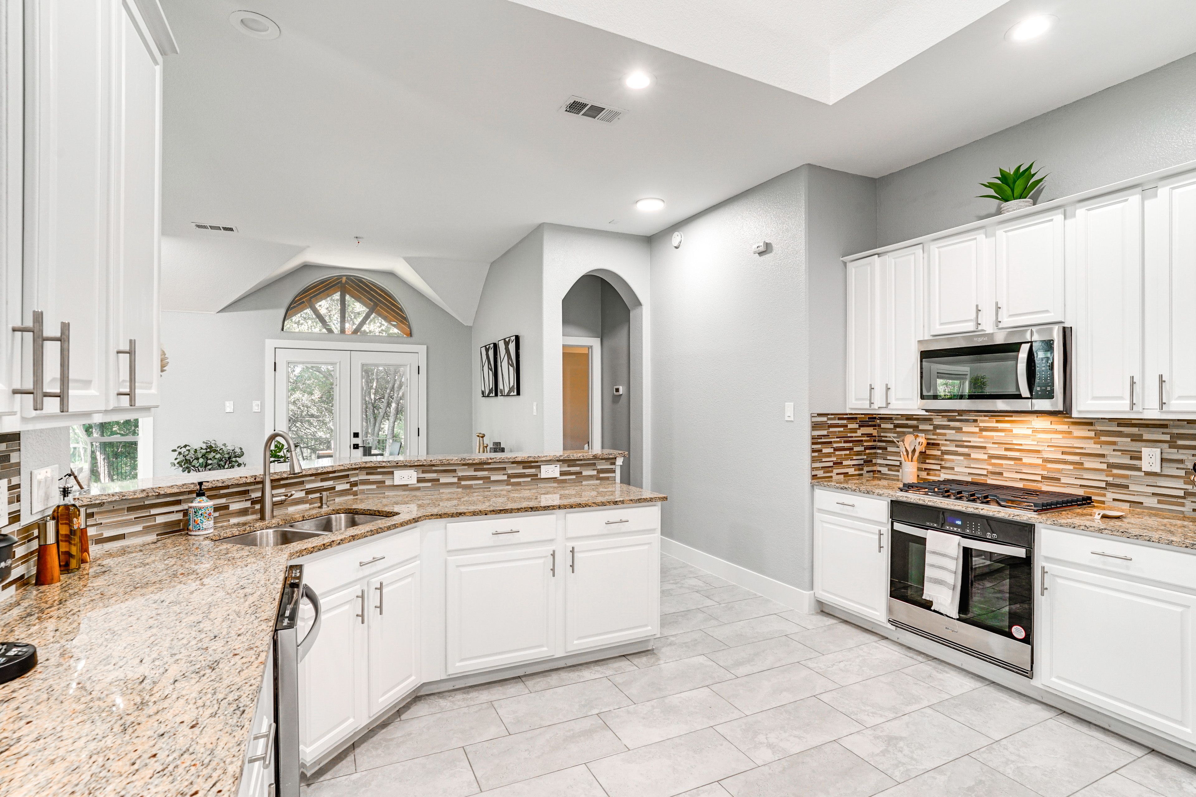 Kitchen | Stove/Oven | Drip & Keurig Coffee Makers | Dishwasher