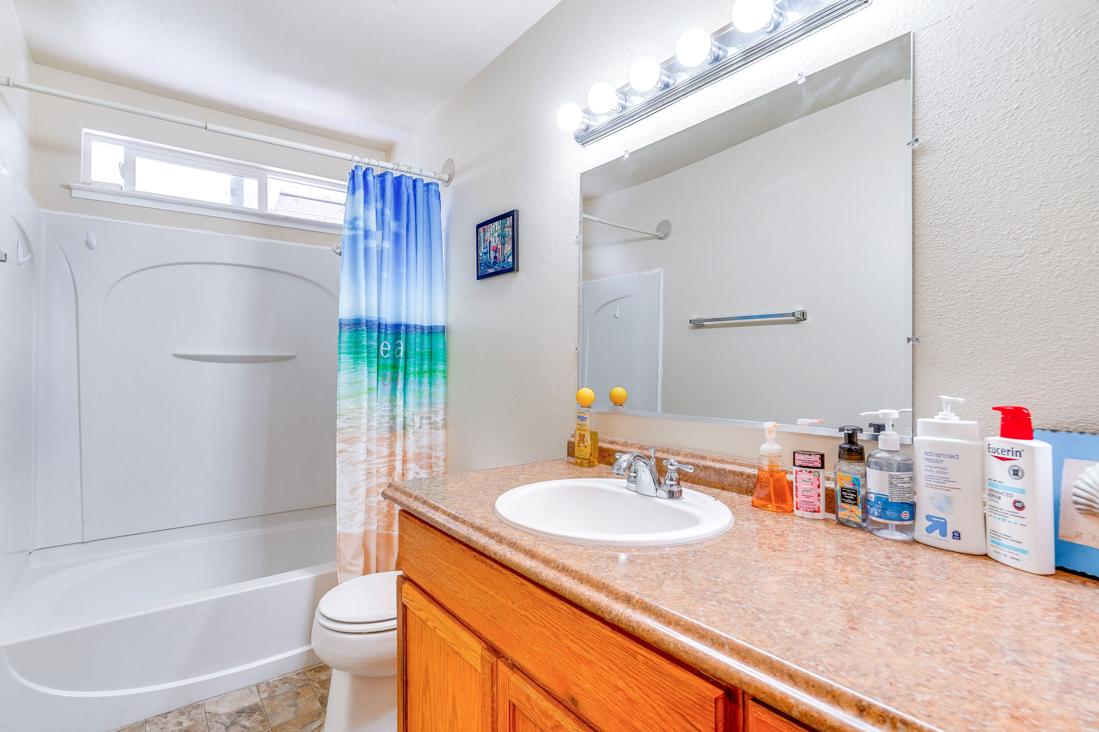 Full Bathroom | Complimentary Toiletries | 2nd Floor