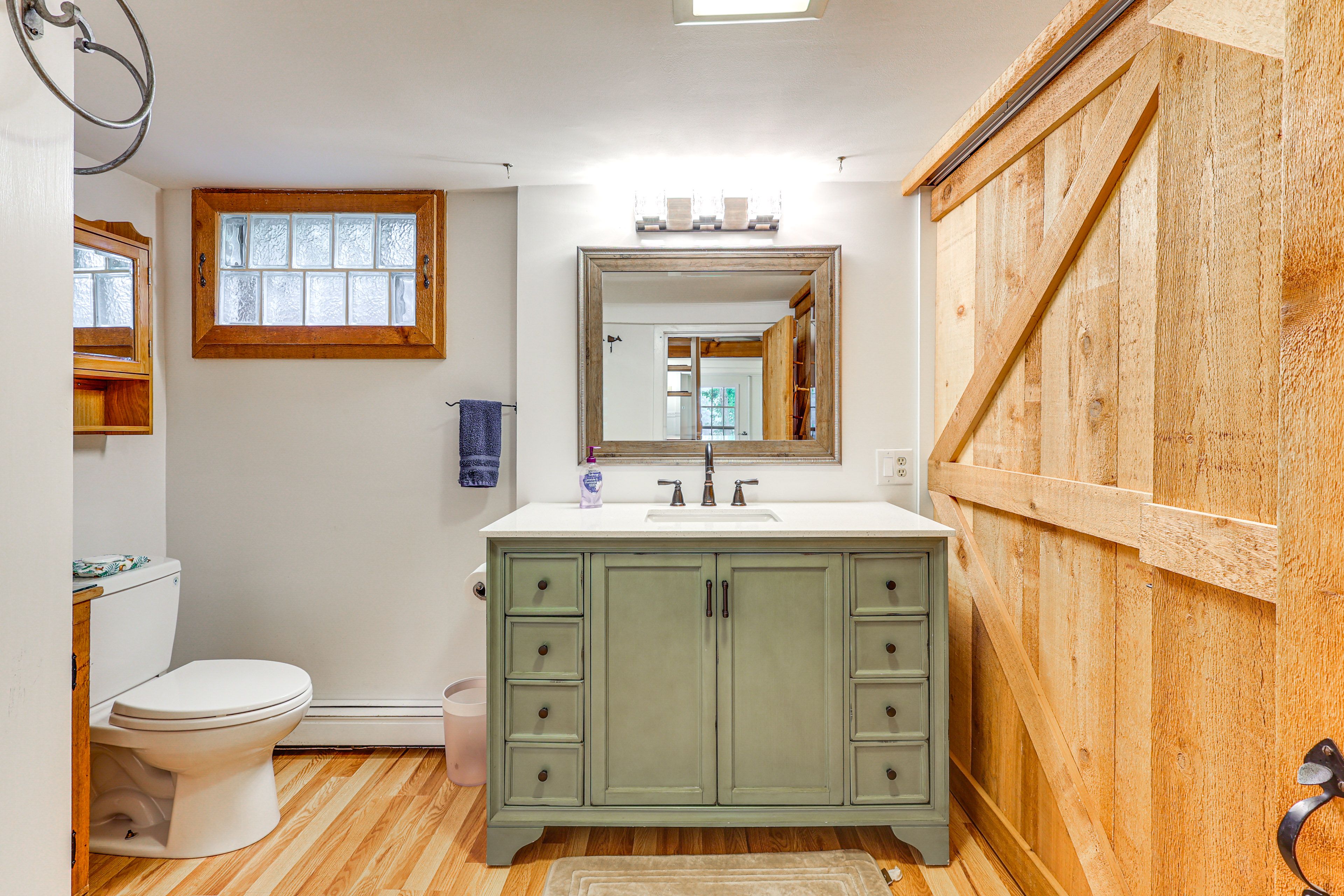 Full Bathroom | Towels Provided | Complimentary Toiletries | Basement Level