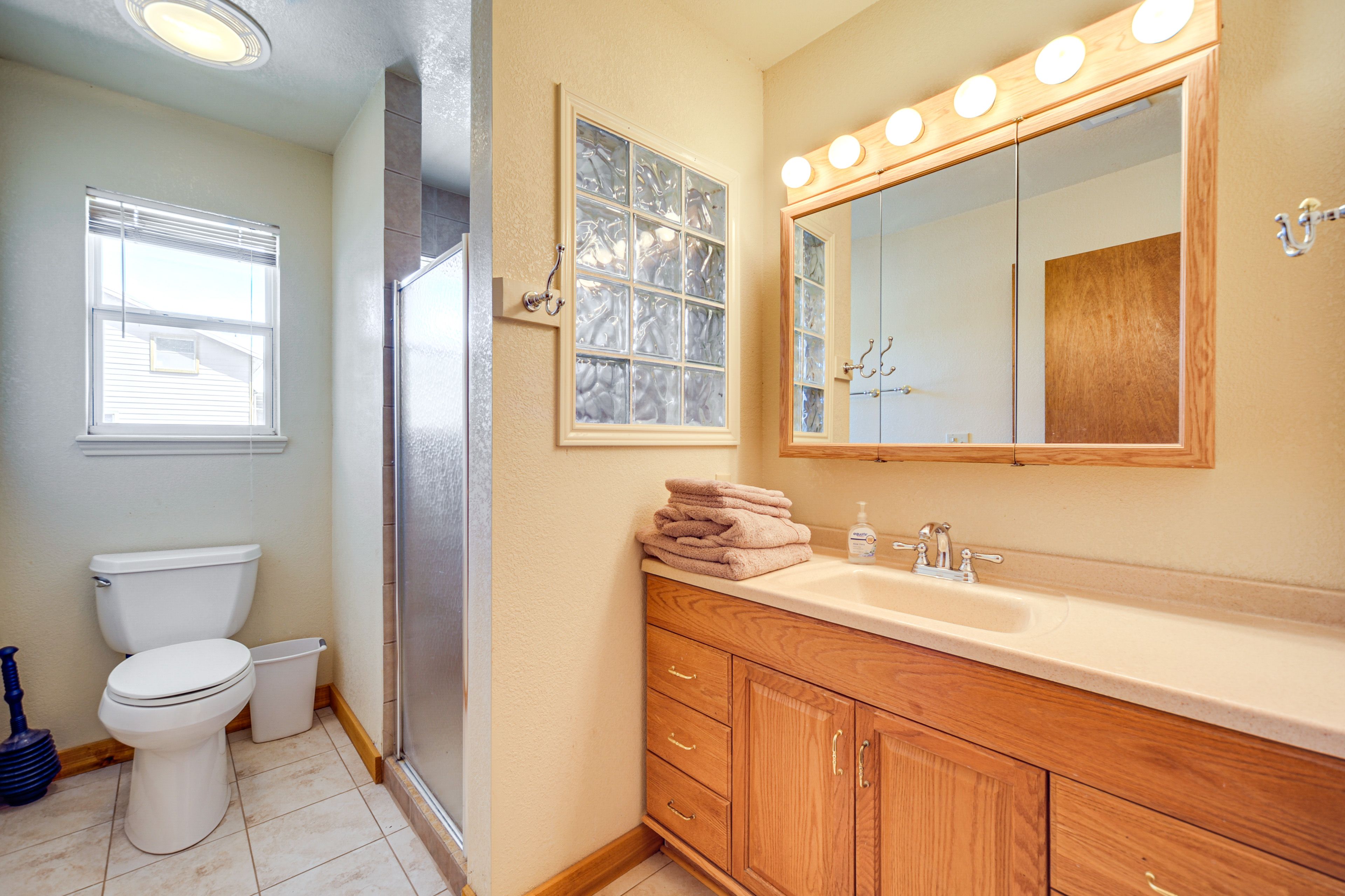 Main House | Full Bathroom | Towels Provided