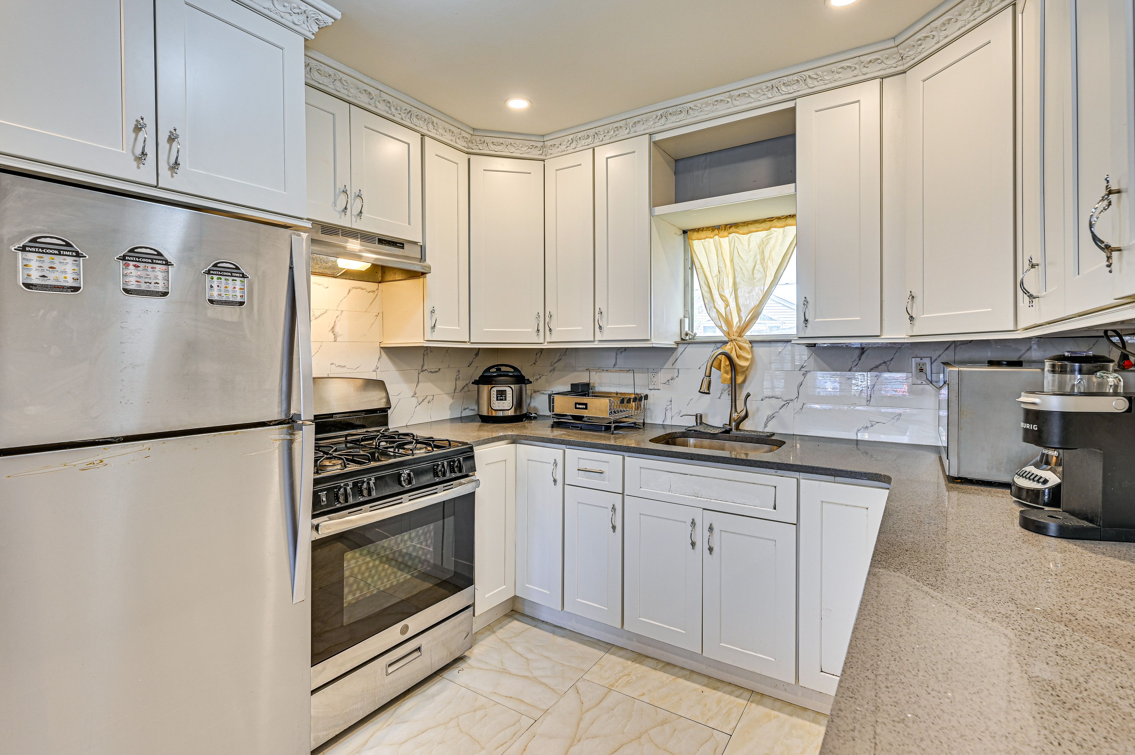 Kitchen | Central Air Conditioning/Heat | Free WiFi