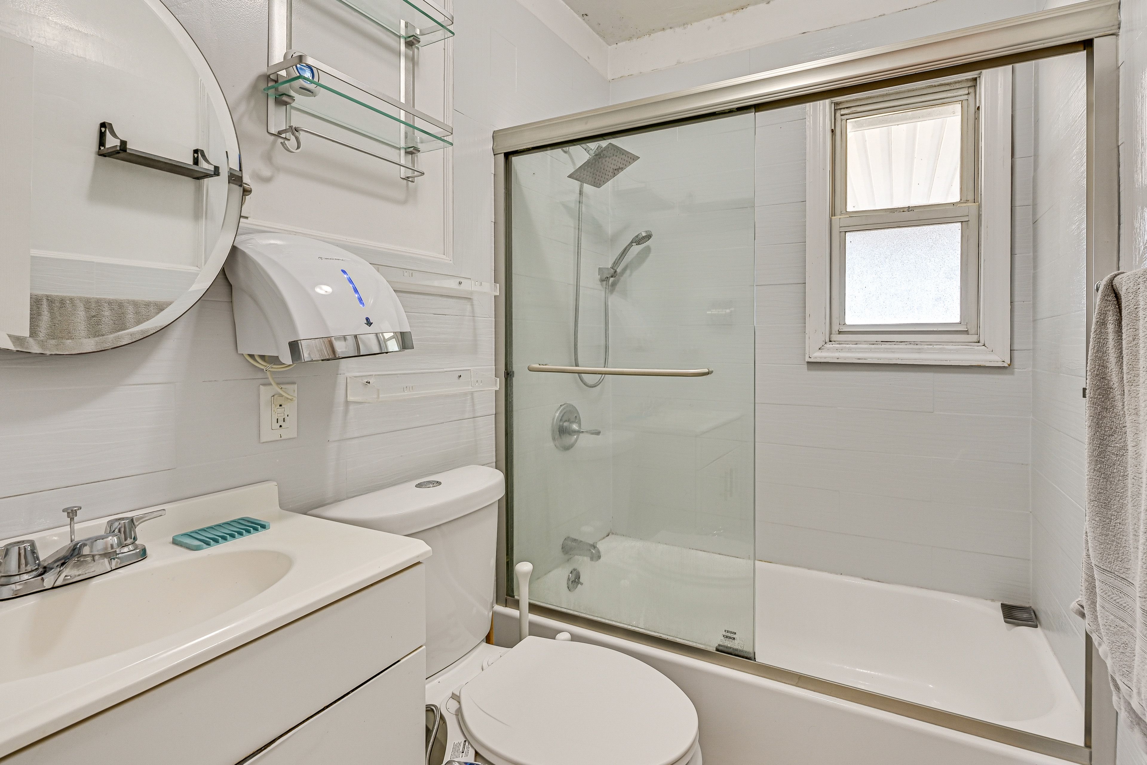 Full Bathroom | Complimentary Toiletries | Towels Provided