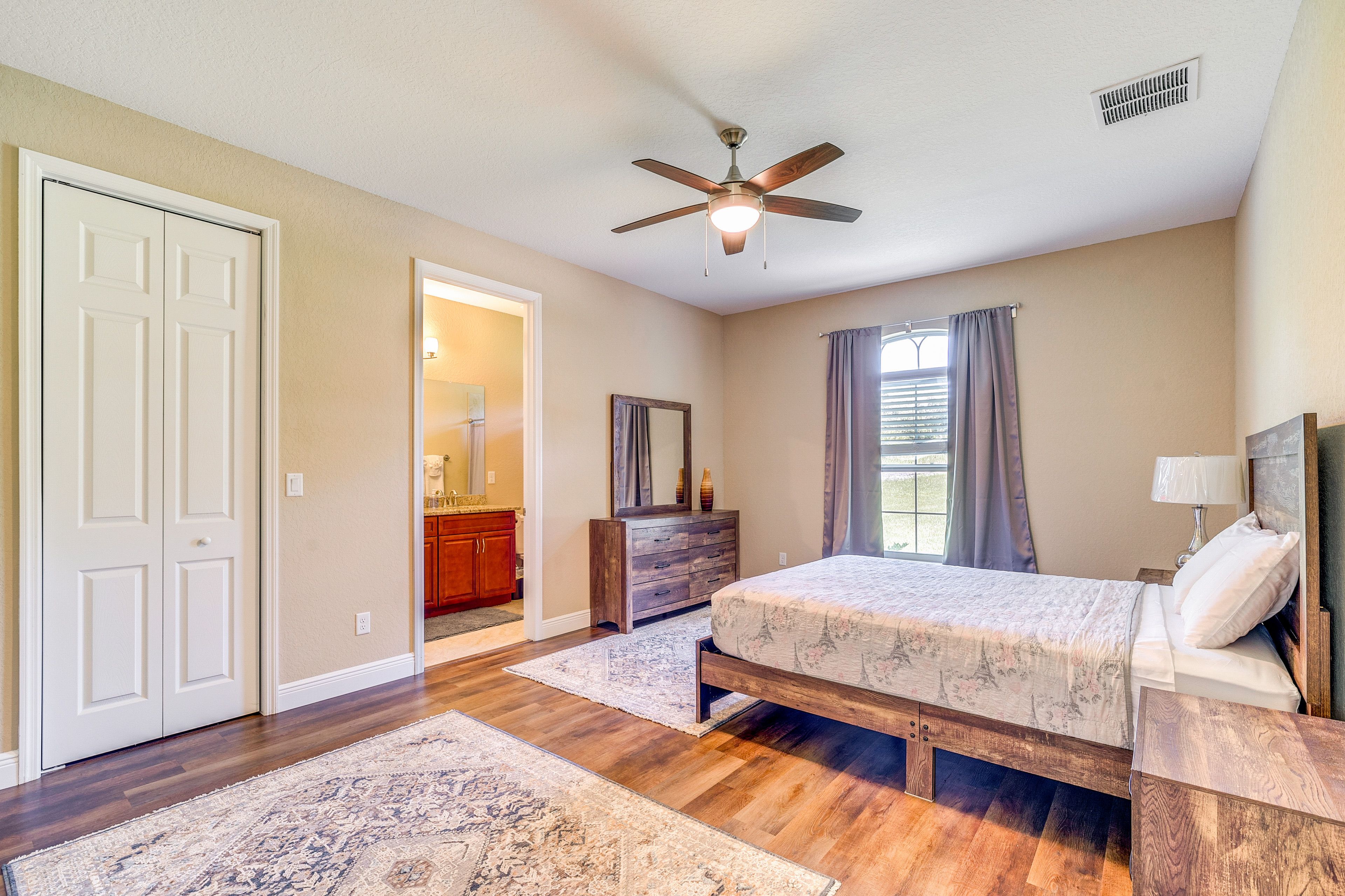 Bedroom 1 | Queen Bed | En-Suite Bathroom