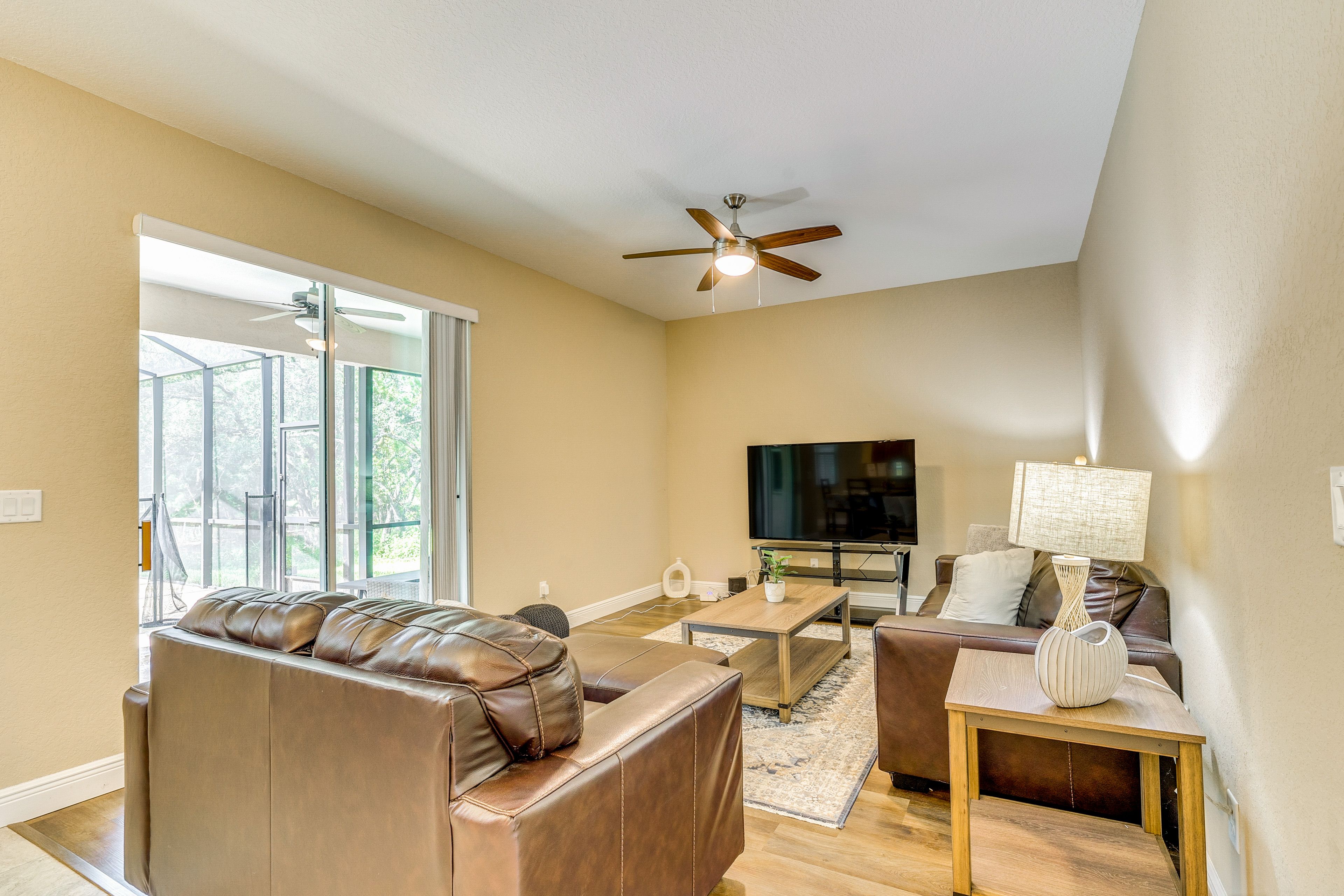 Living Room | Smart TV | Free WiFi | Central A/C & Heating | Smart TV