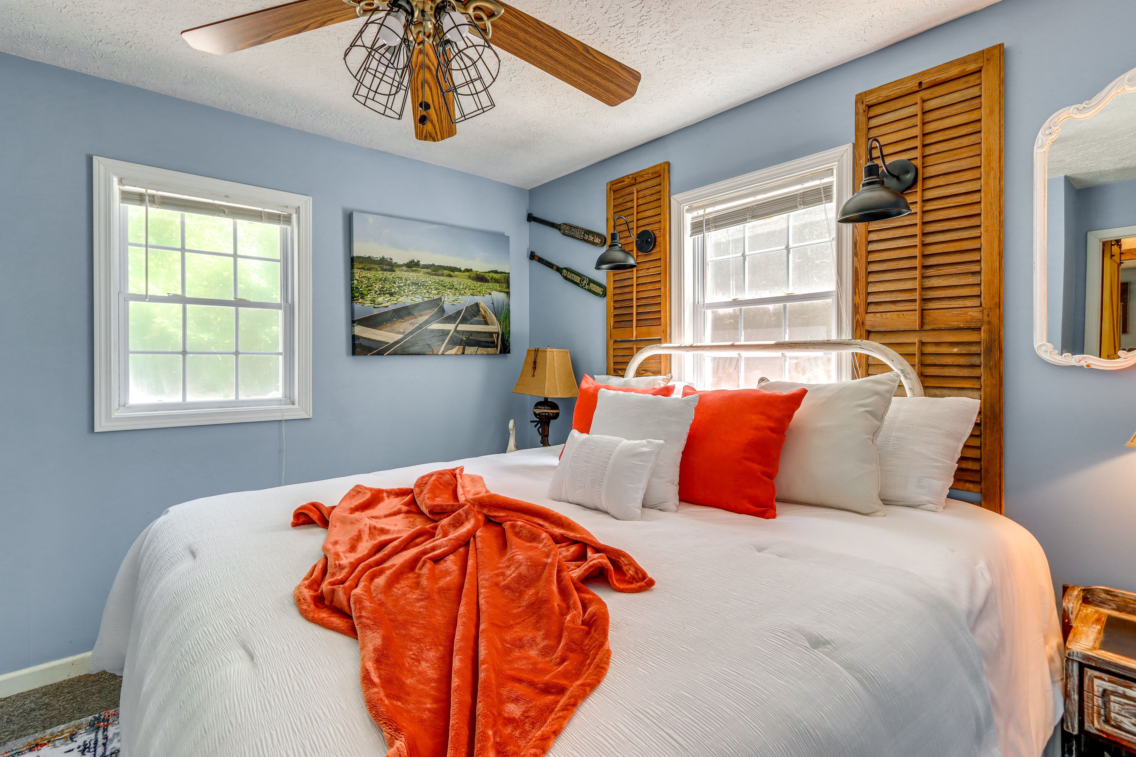 Bedroom | King Bed | Linens Provided