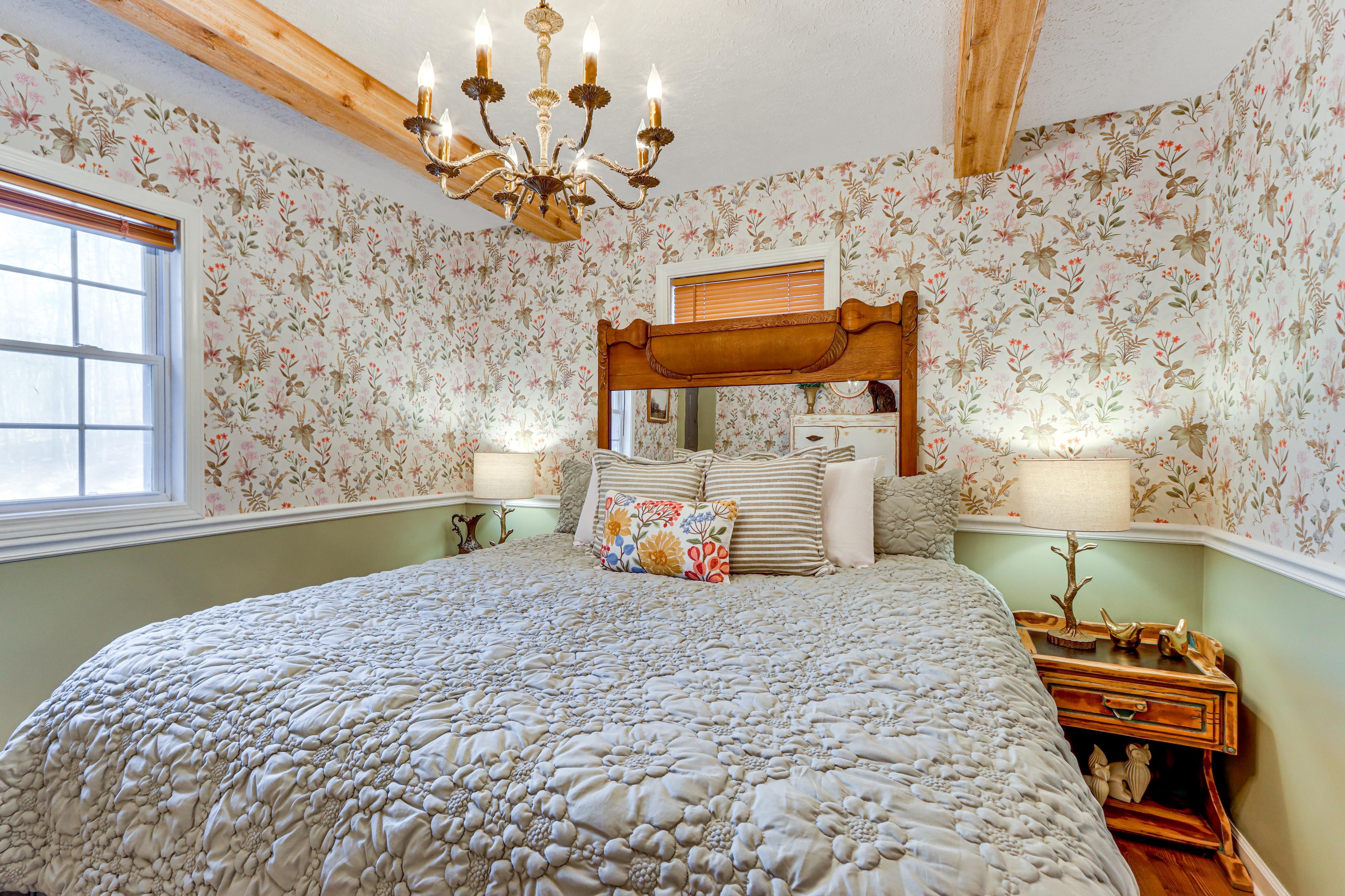 Bedroom | King Bed | Linens Provided