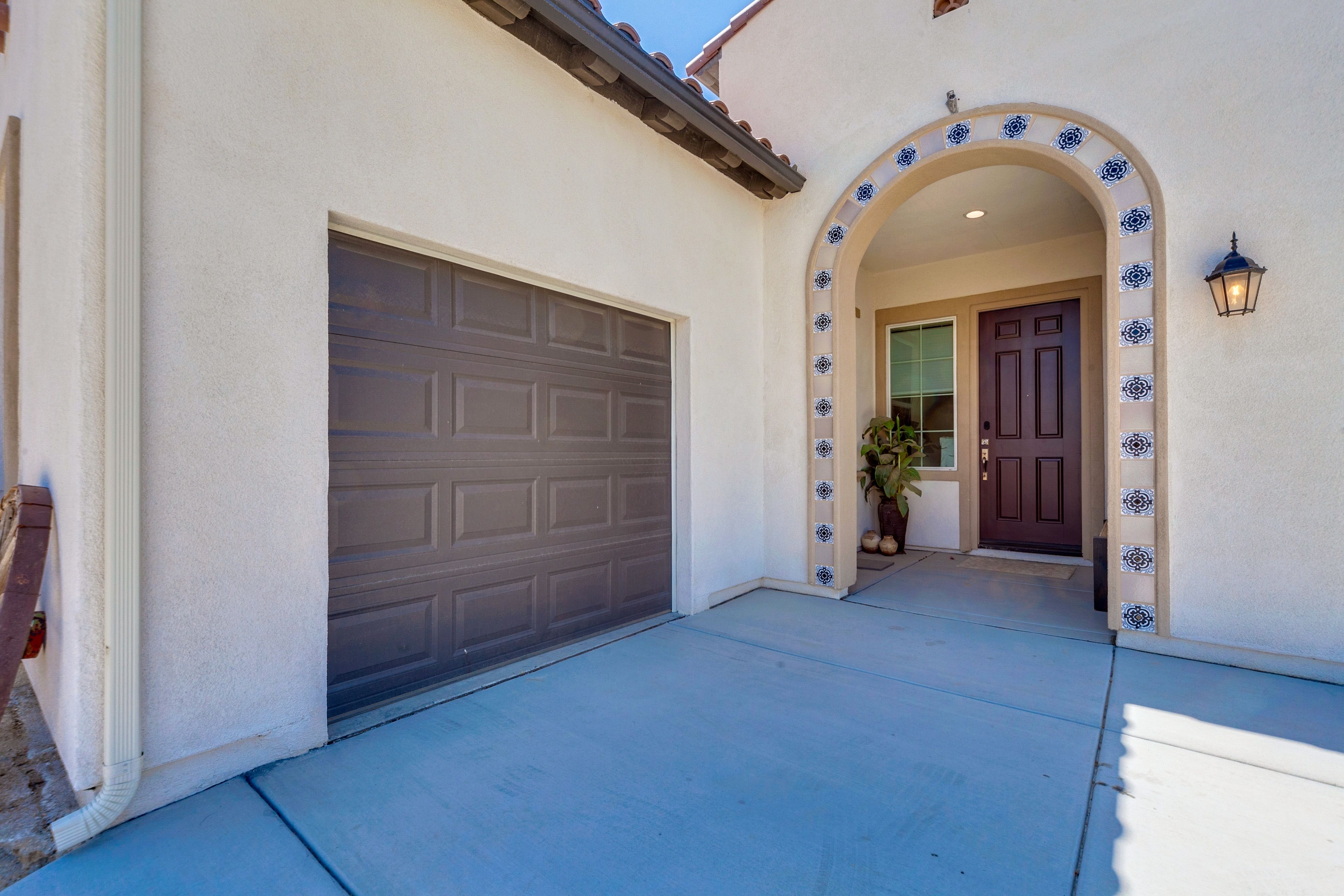 Front Exterior & Entryway