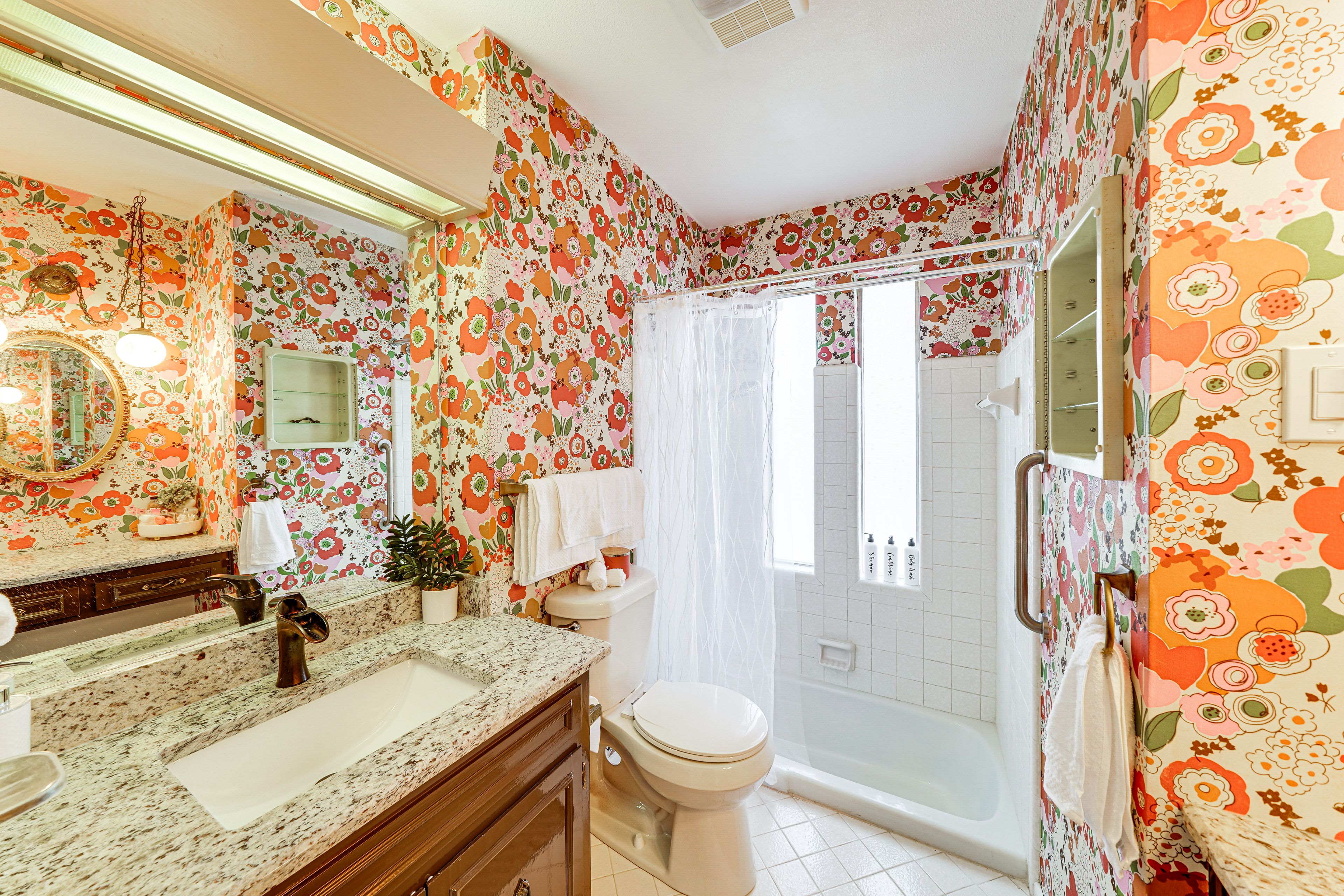 Full Bath | Complimentary Toiletries | 1st Floor