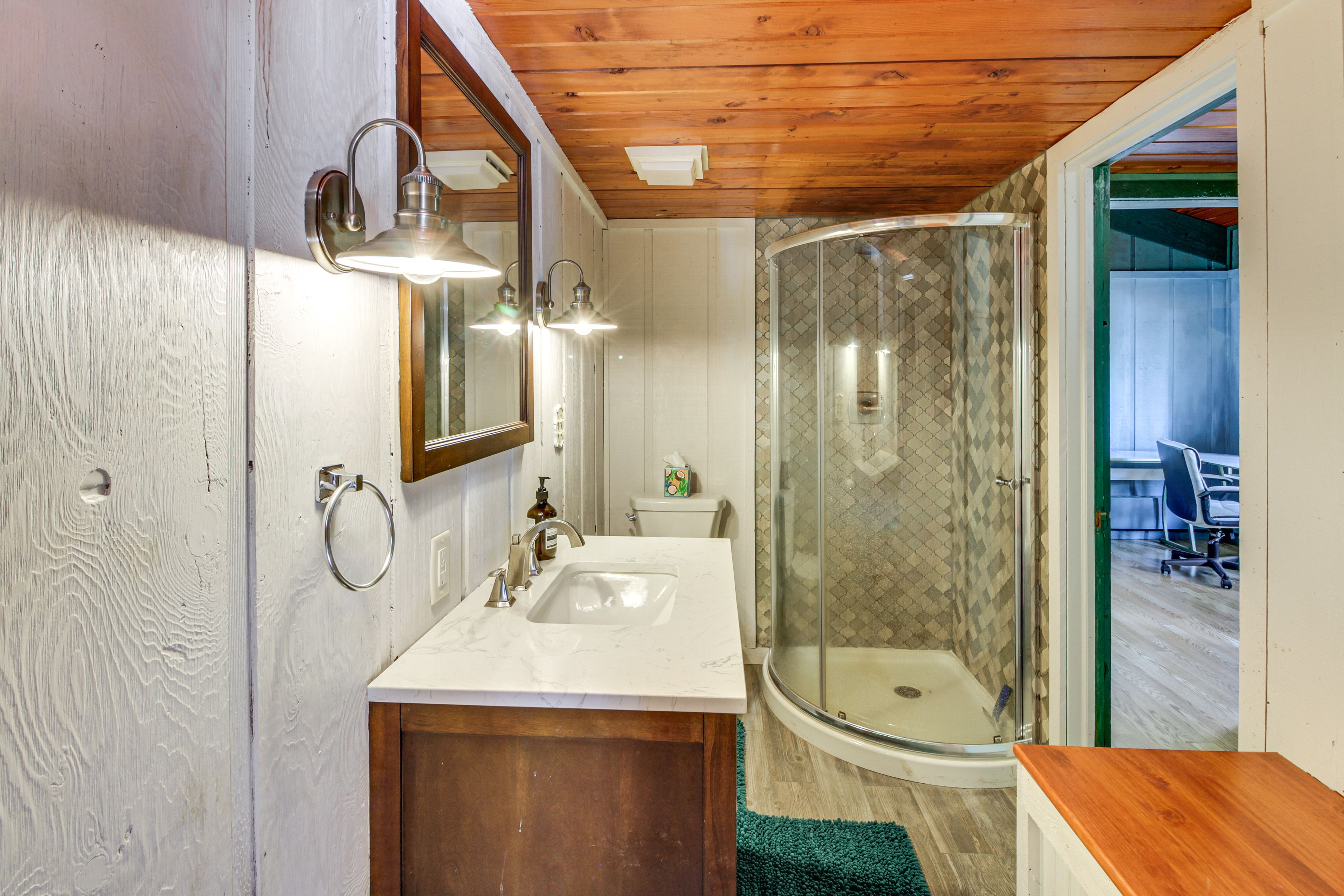 En-Suite Bathroom | 3rd Floor | Complimentary Toiletries | Hair Dryer