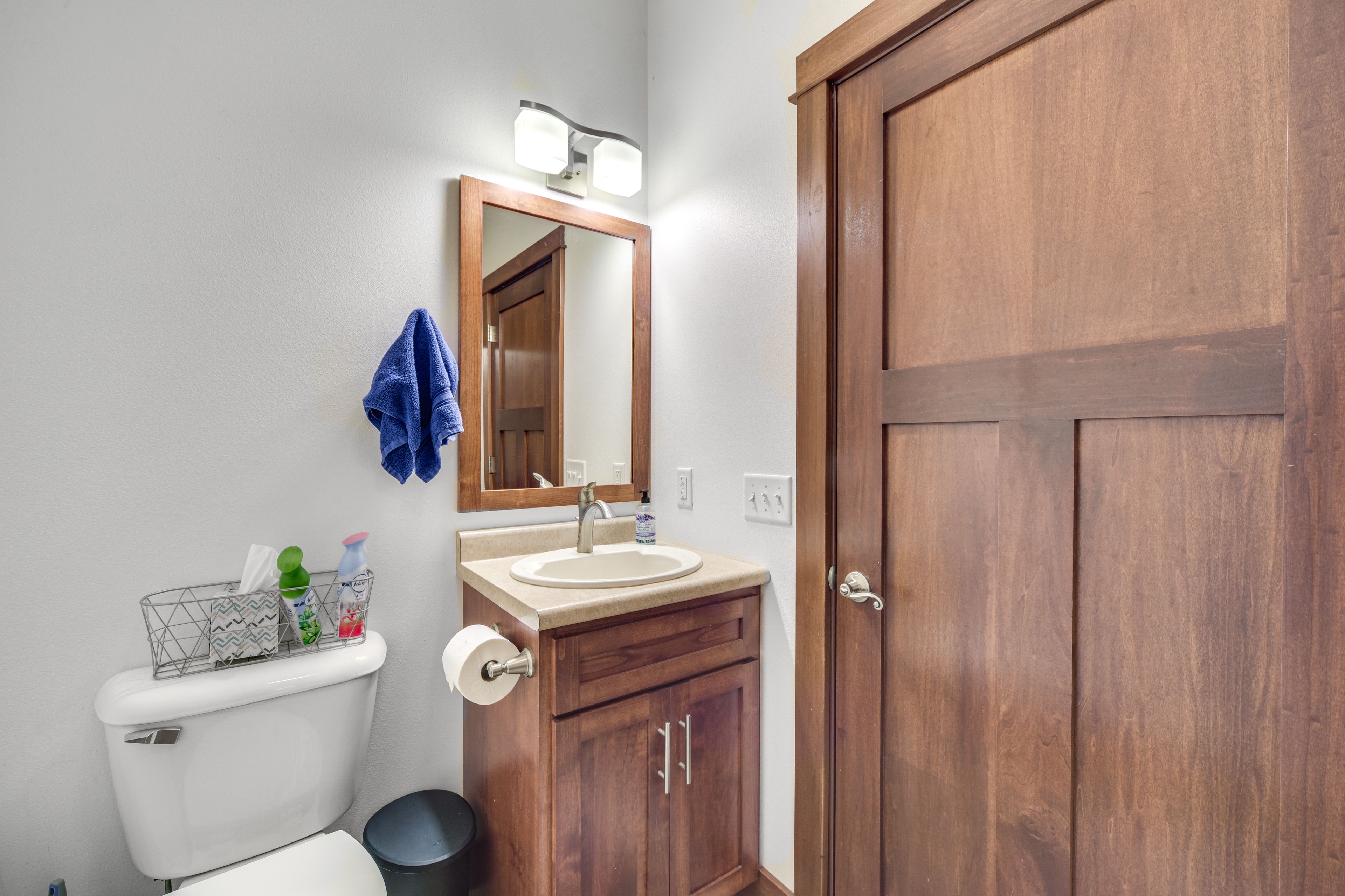 Full Bathroom | 1st Floor | Towels Provided