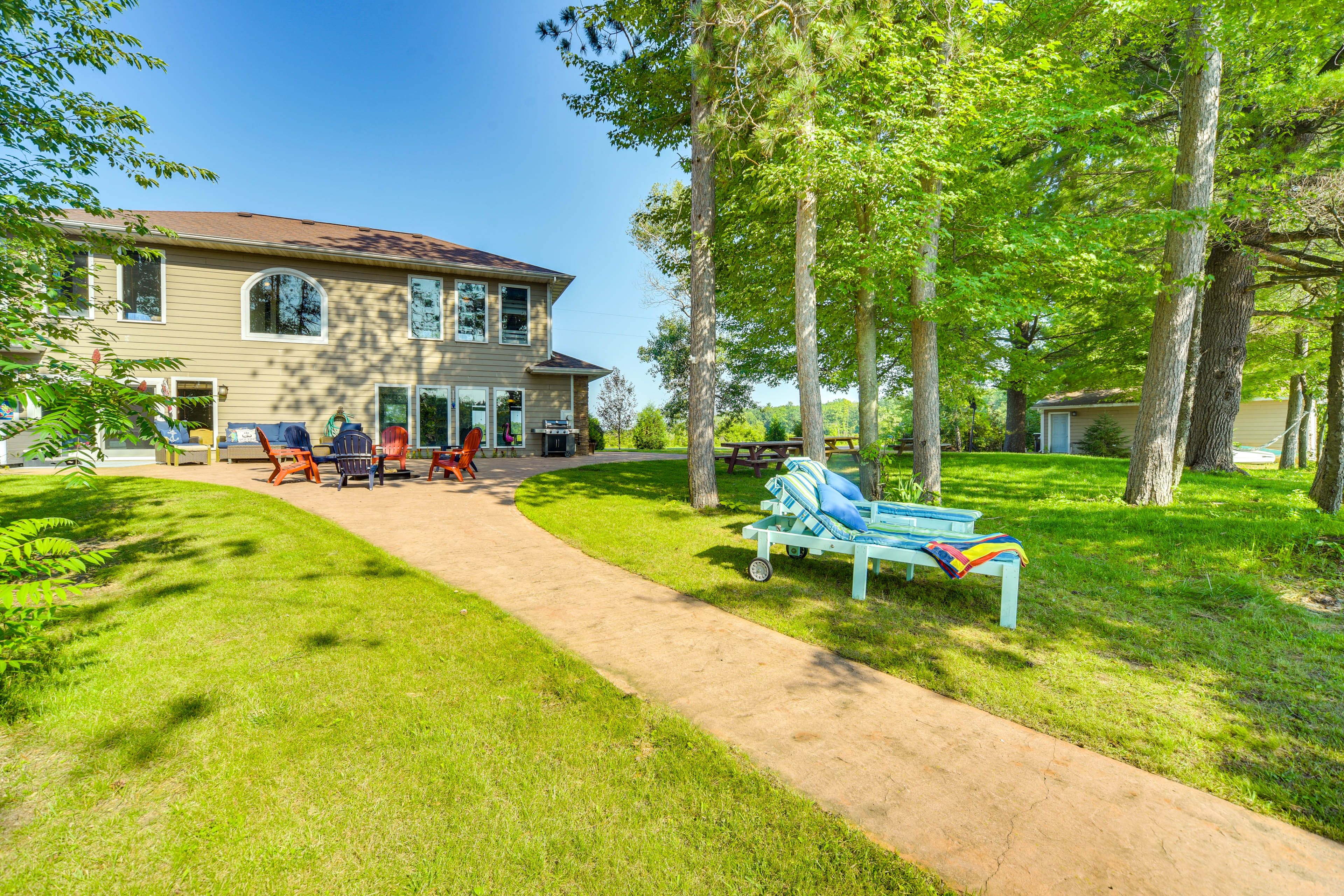 Private Yard | Picnic Tables | Hammock | Basketball Hoop