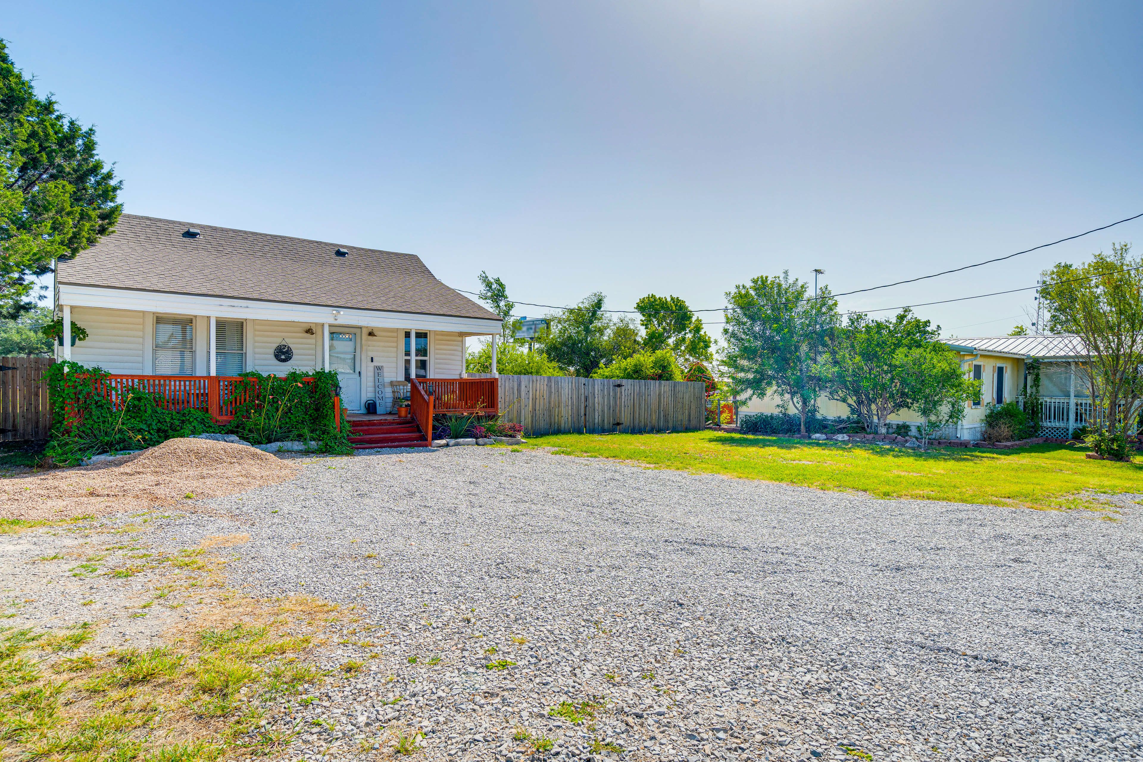 House Exterior | Single-Story Home | Gravel Driveway (5 Vehicles)