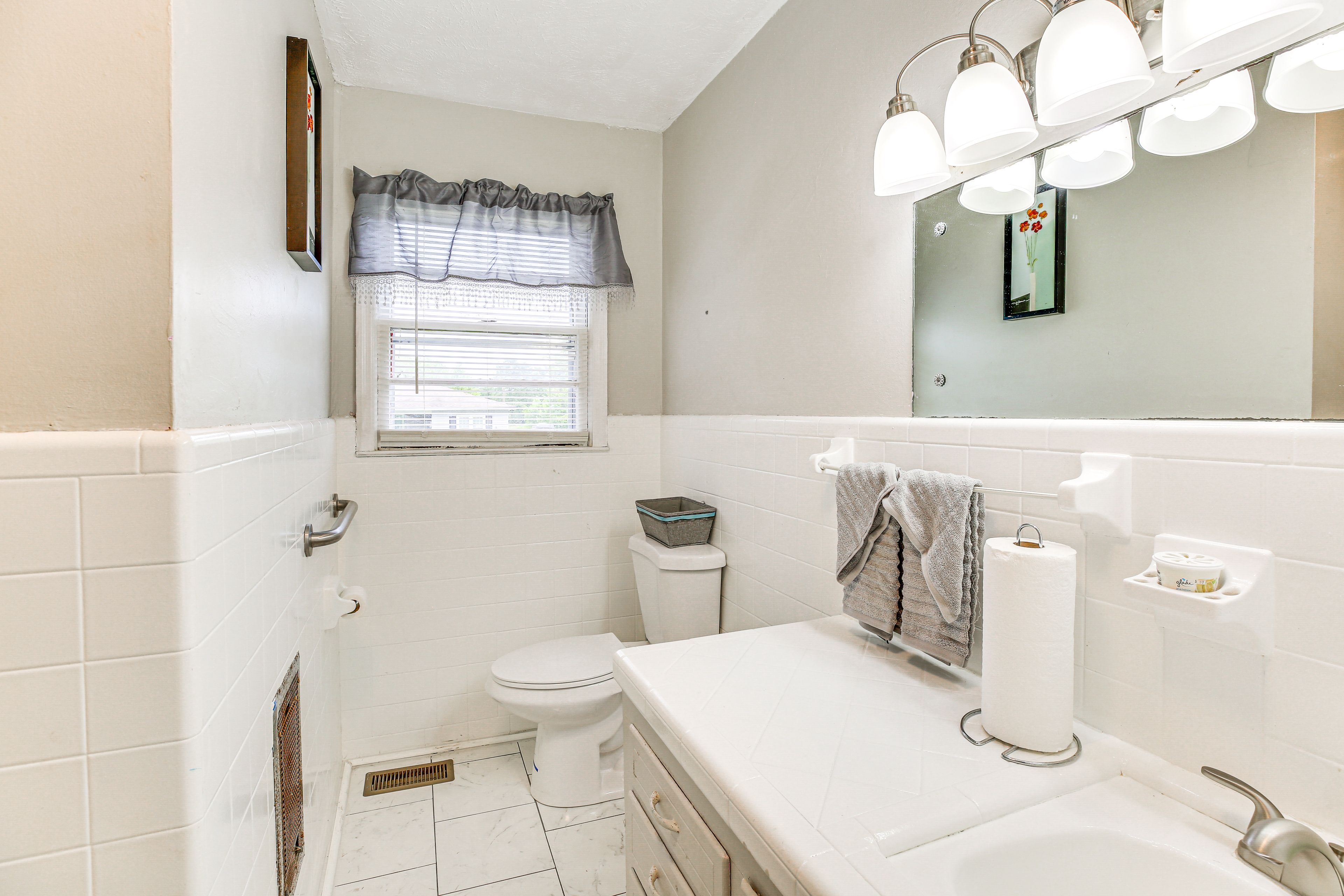 Full Bathroom | Towels Provided | Complimentary Toiletries