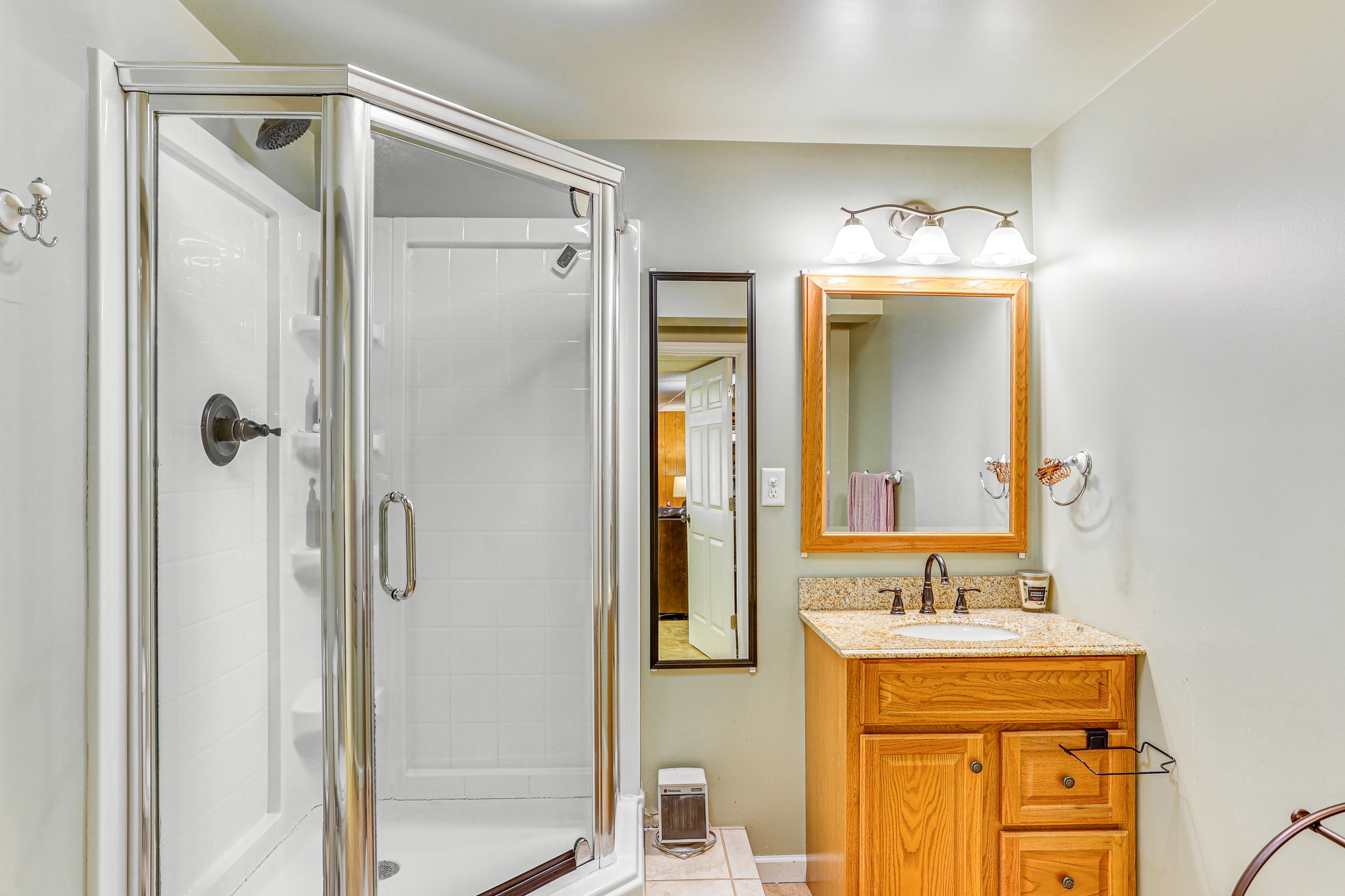 Full Bathroom | Complimentary Toiletries | Hair Dryer