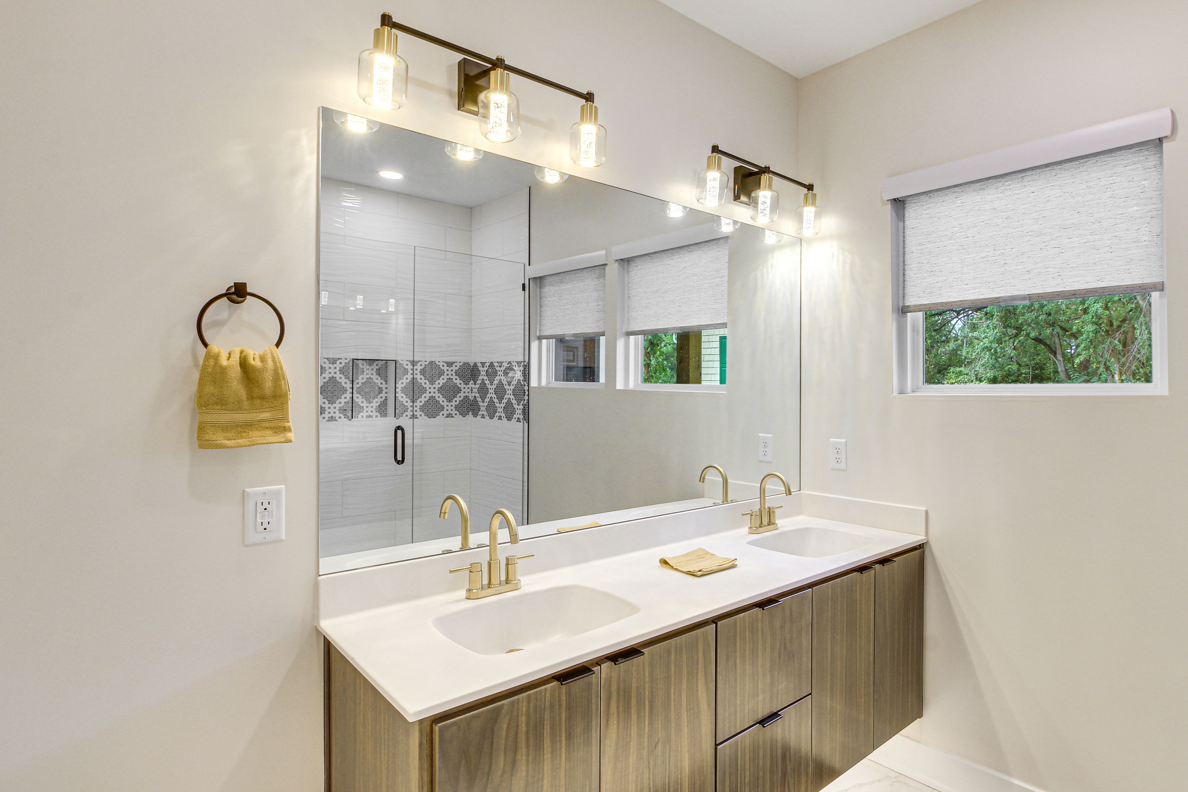 Full Bathroom | 1st Floor | Towels Provided | Complimentary Toiletries