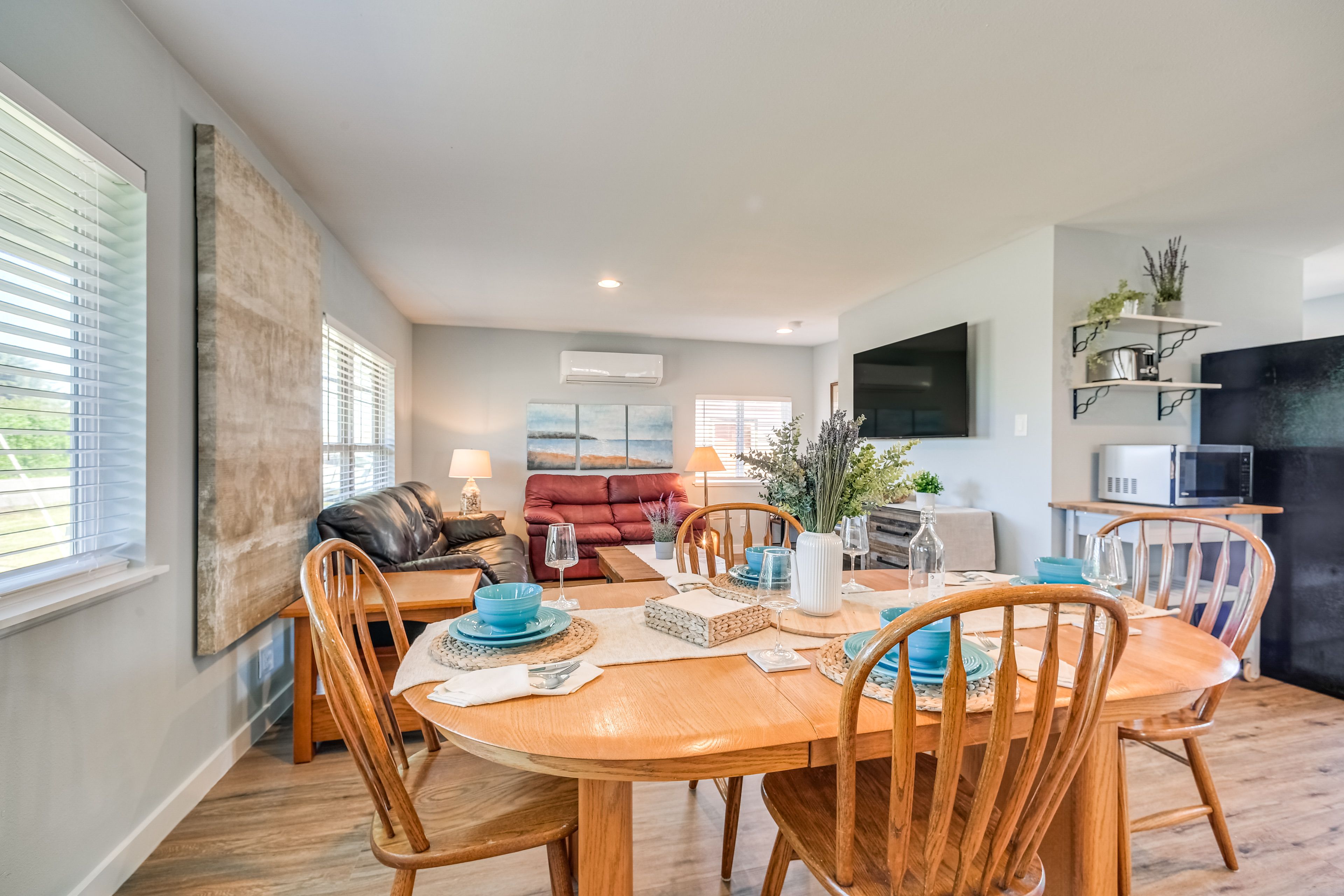 Dining Table | Dishware/Flatware