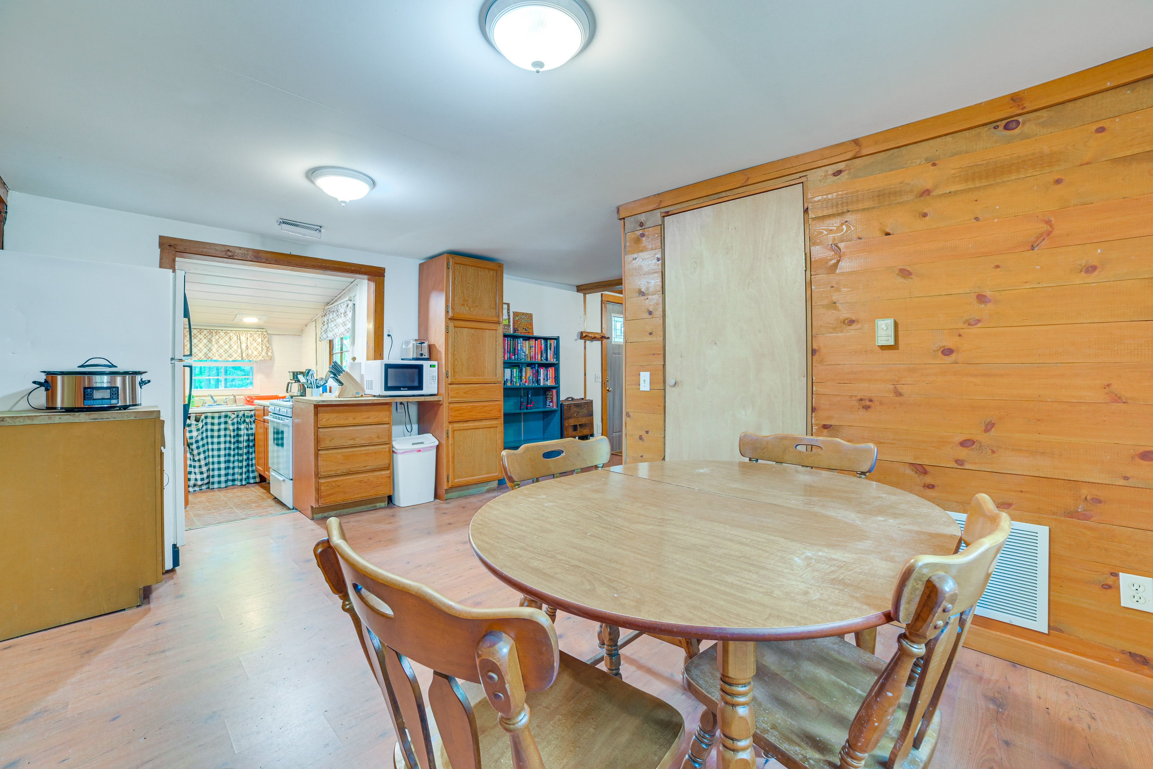 Dining Area | Dishware & Flatware