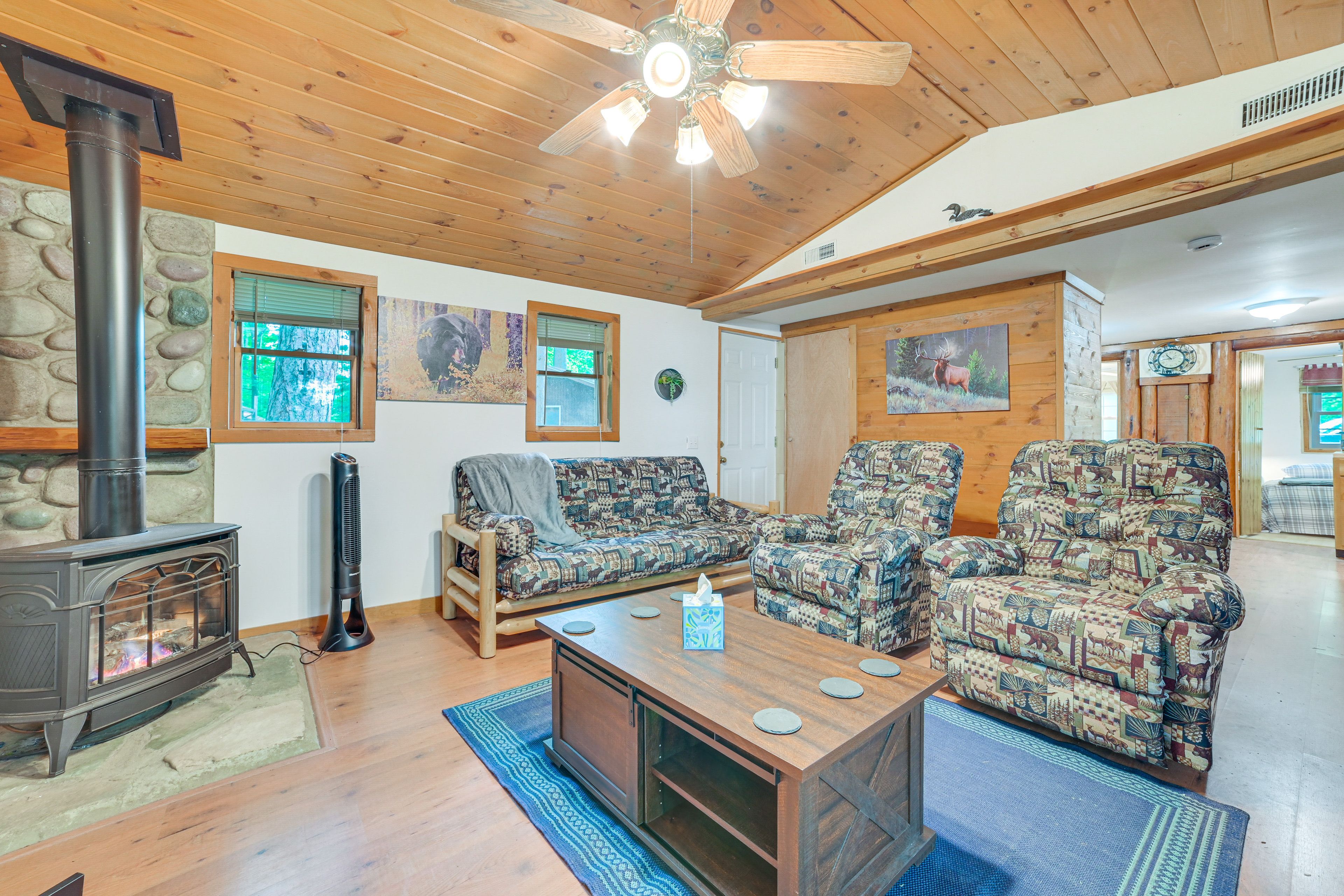 Living Room | Smart TV | Free WiFi | Central Heating | Full Futon