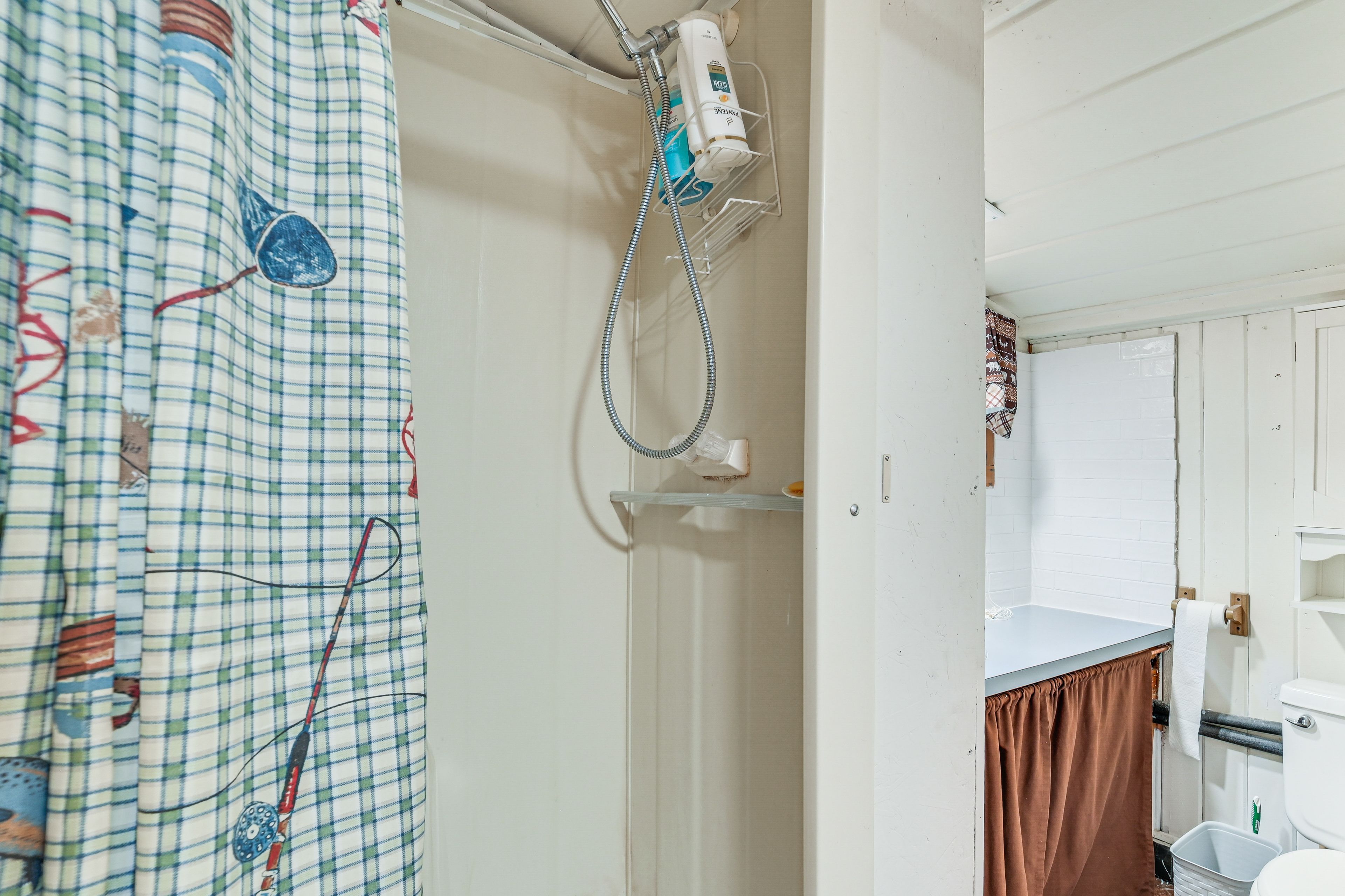 Full Bath | Towels | Hair Dryer | Complimentary Toiletries