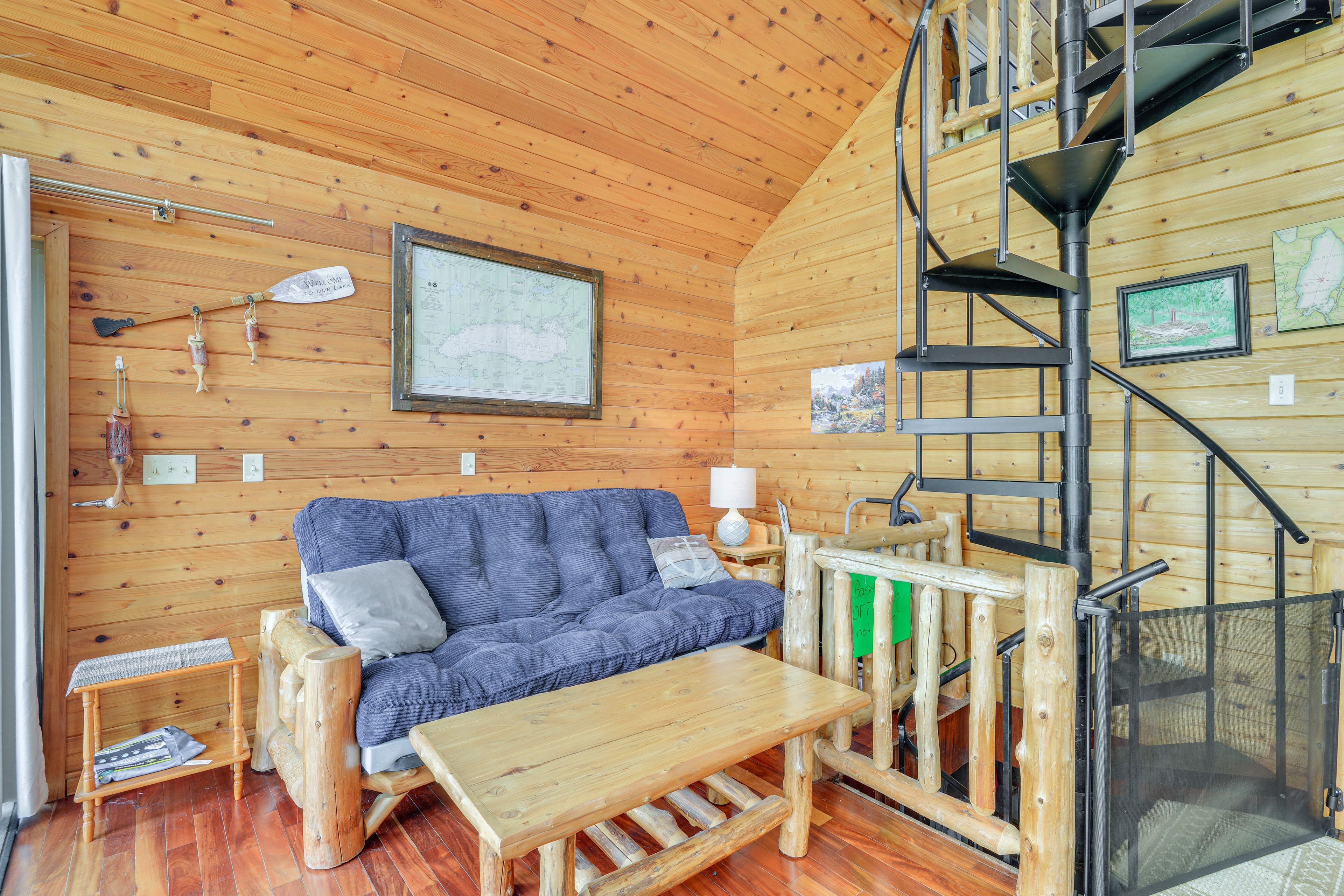 Living Room | Full Futon | Free WiFi