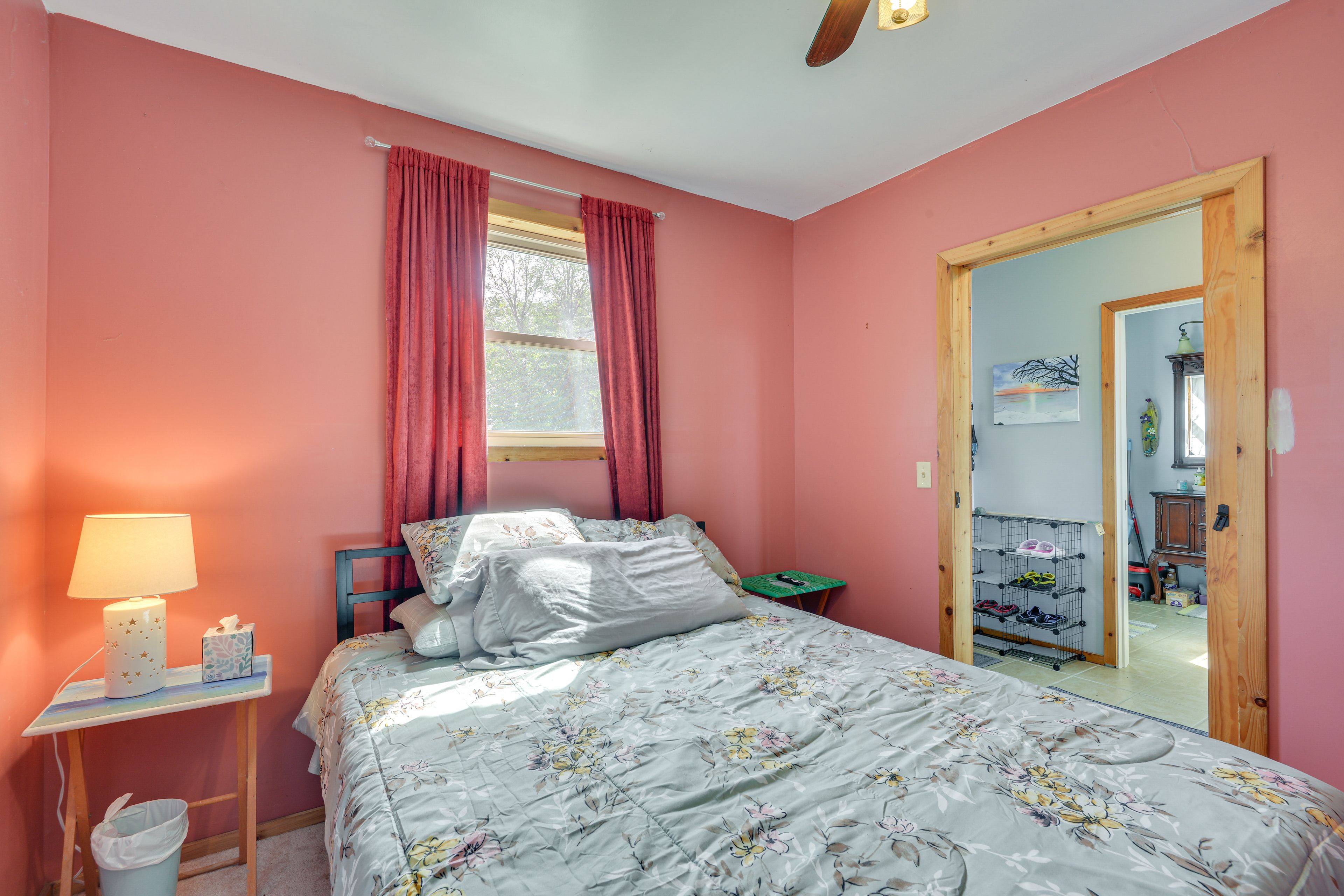 Bedroom | Queen Bed | Smart TV