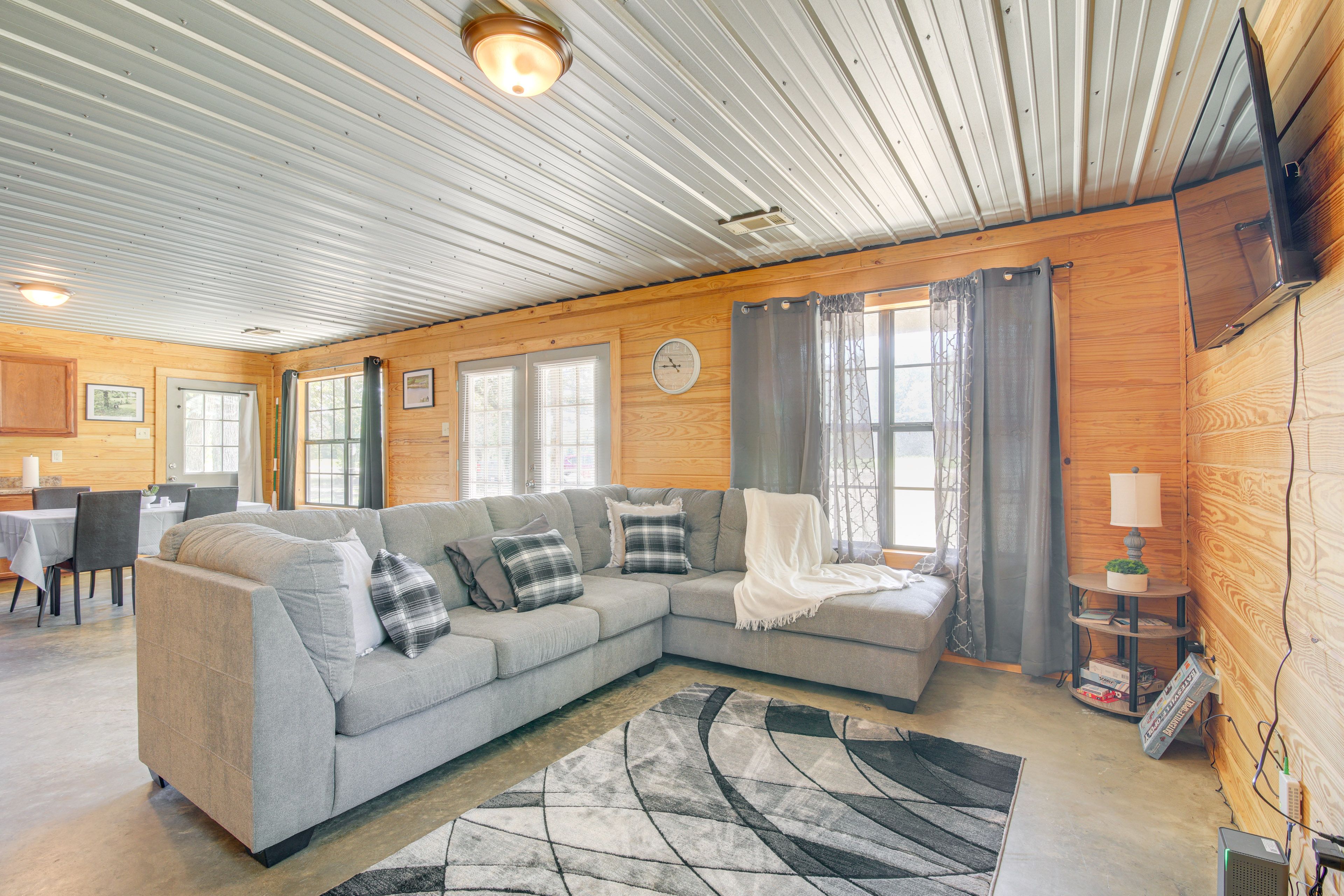 Living Room | Single-Story Cabin | Smart TV | Central A/C & Heating
