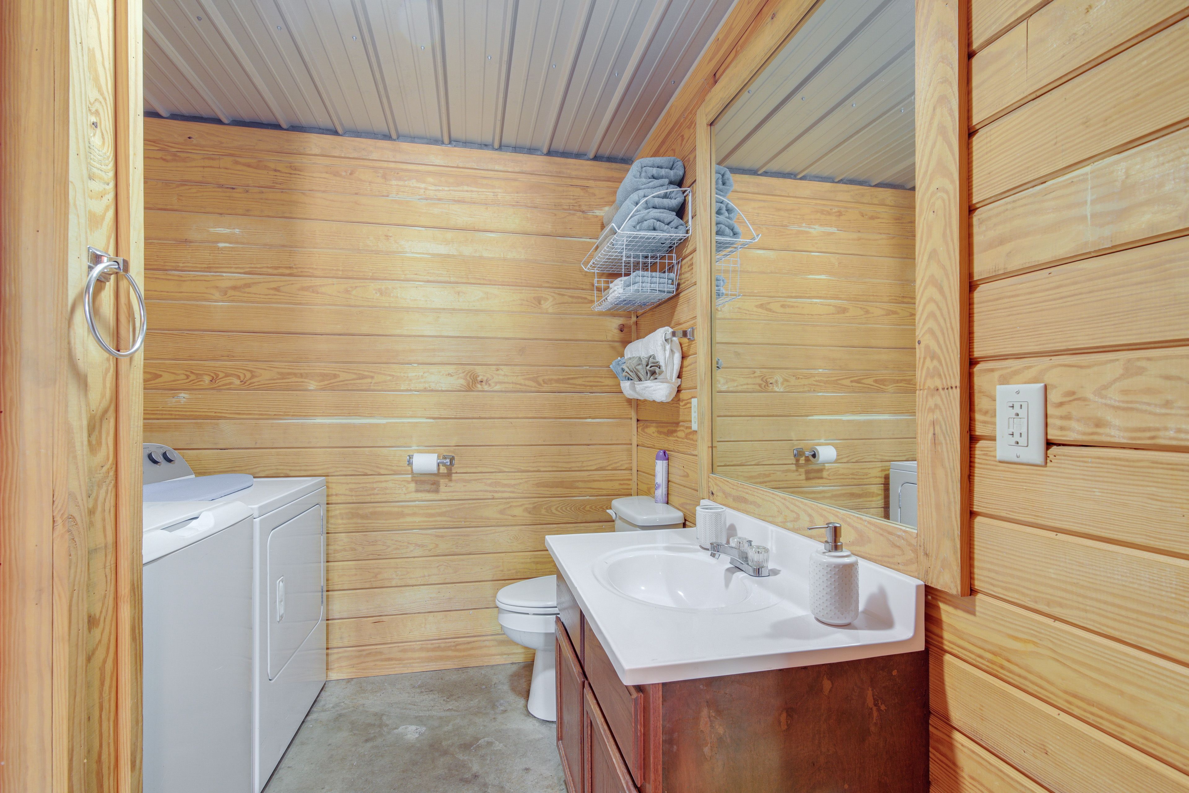 Full Bathroom | Washer & Dryer | Towels Provided | Complimentary Toiletries