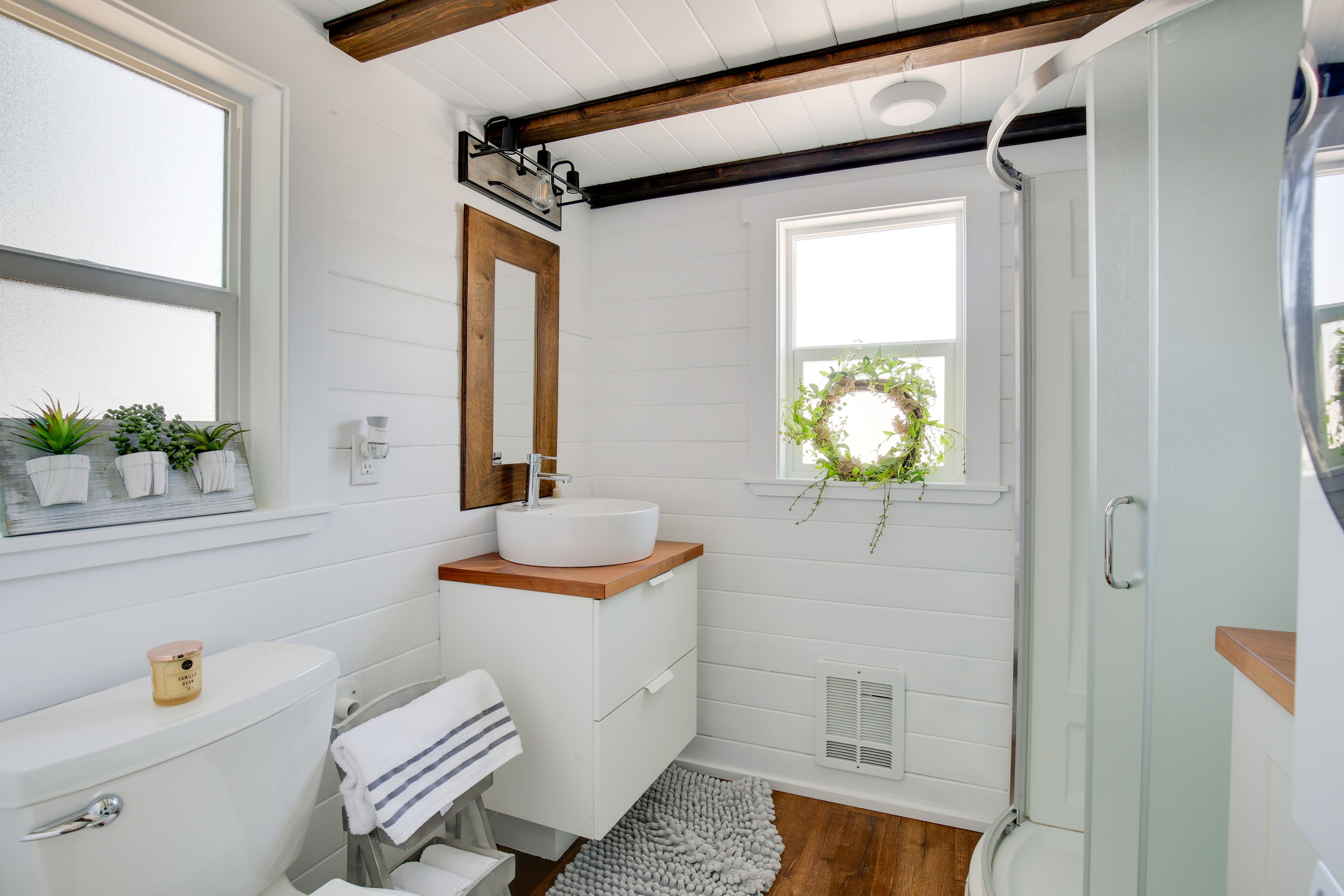 Full Bathroom | Towels Provided | Washer & Dryer