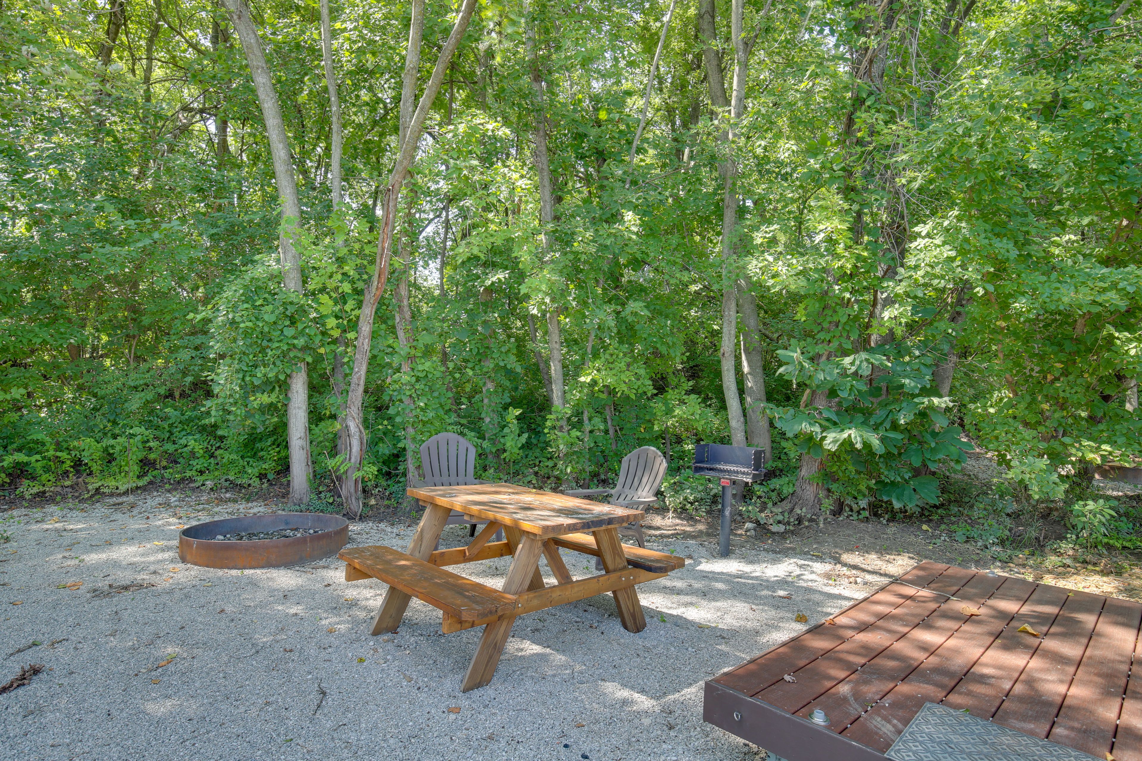 Fire Pit | Charcoal Grill | Picnic Table