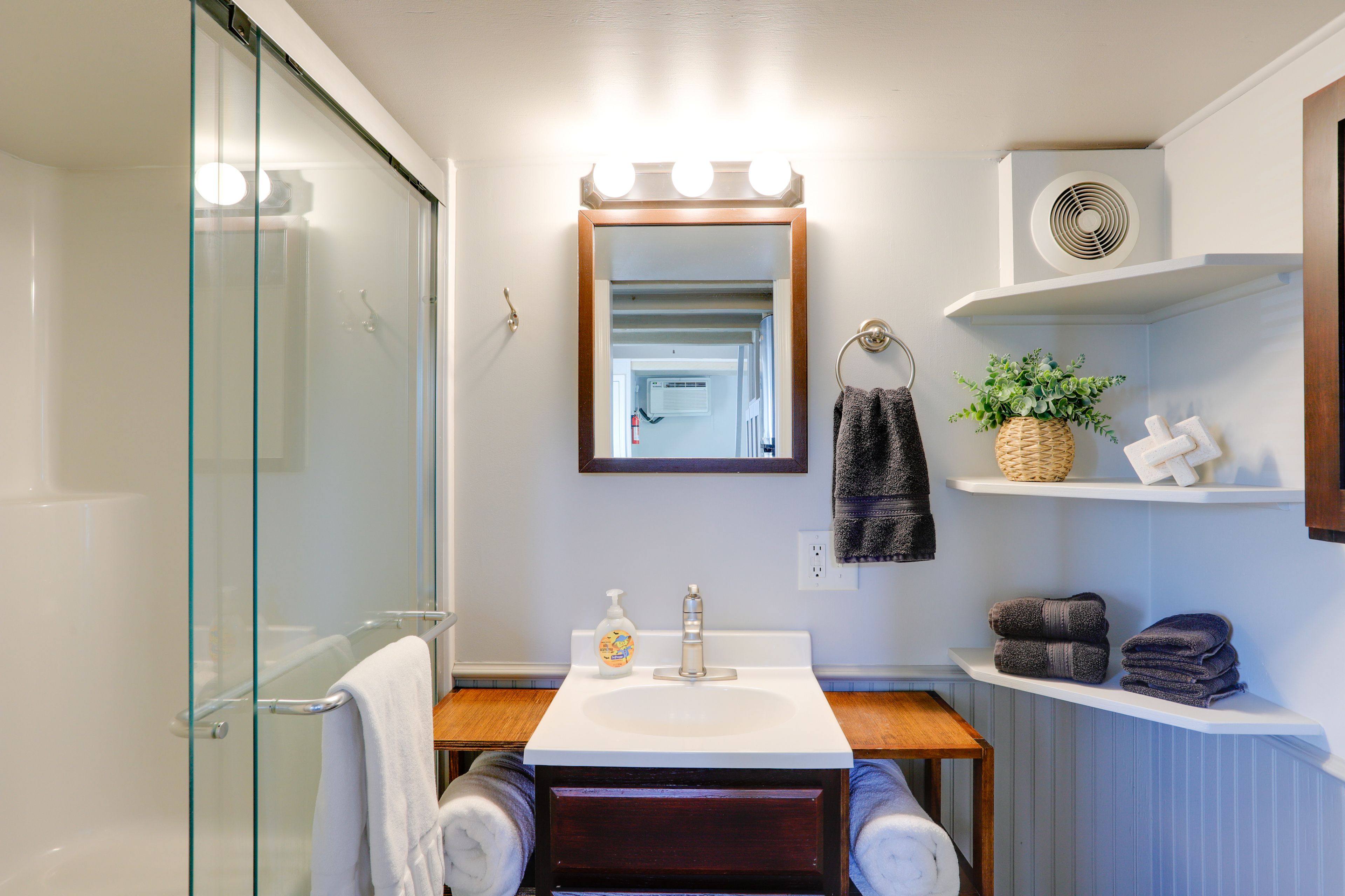 Full Bathroom | Towels Provided