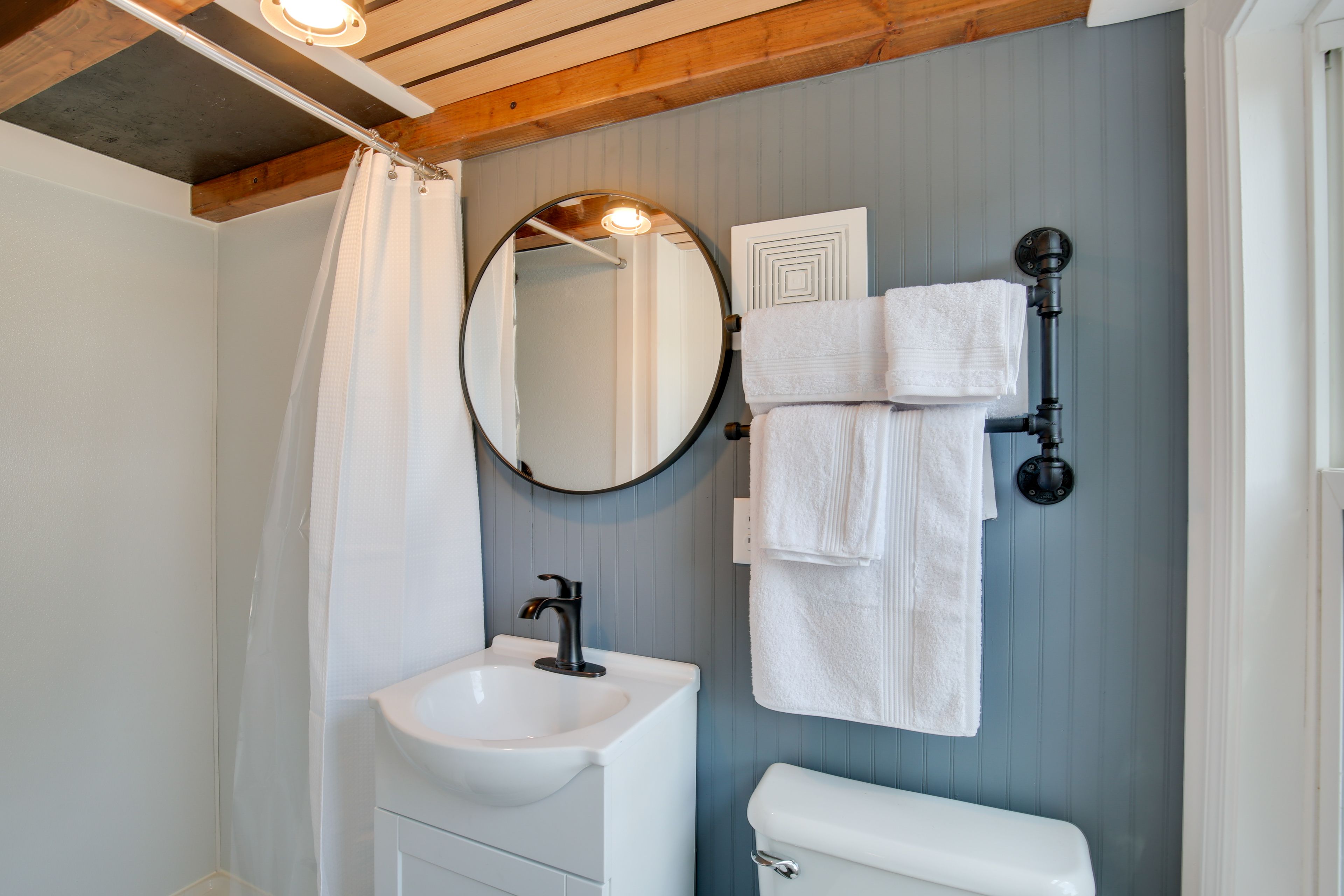Full Bathroom | Towels Provided | Complimentary Toiletries