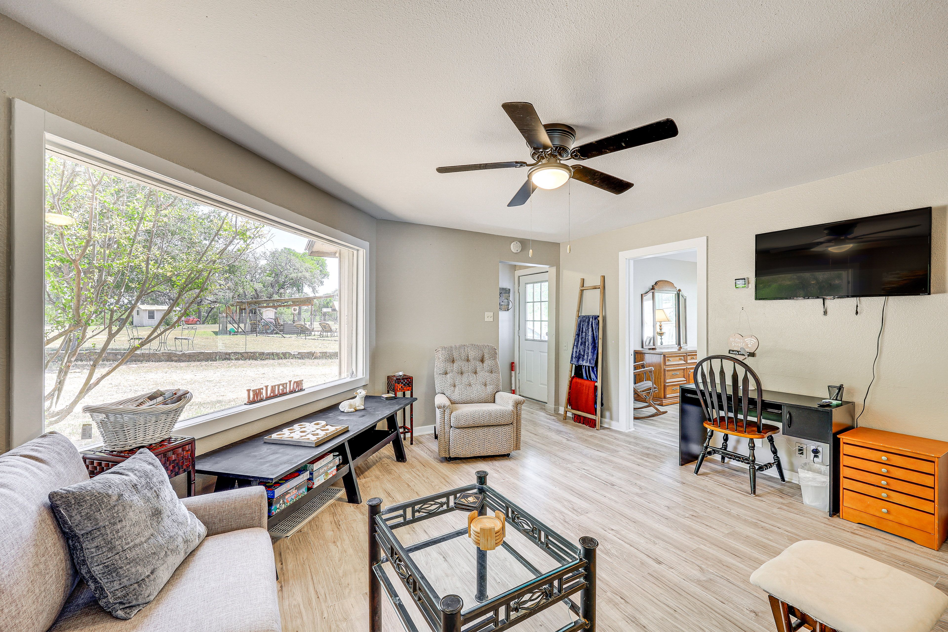 Living Room | Full Sleeper Sofa | Smart TV | Free WiFi | Central A/C & Heating
